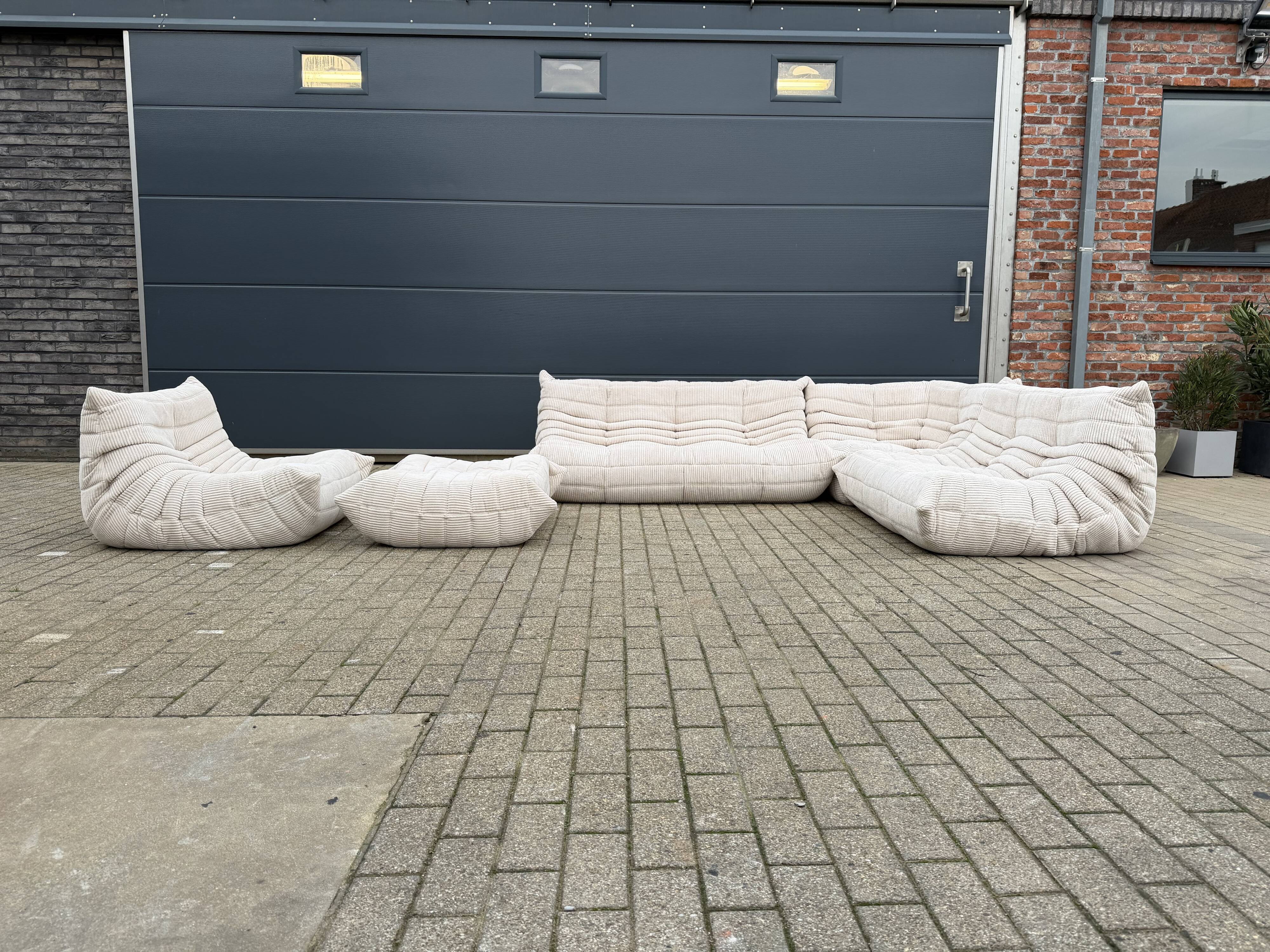 Ligne Roset Togo 3 places, 2 places et d'angle en velours côtelé beige