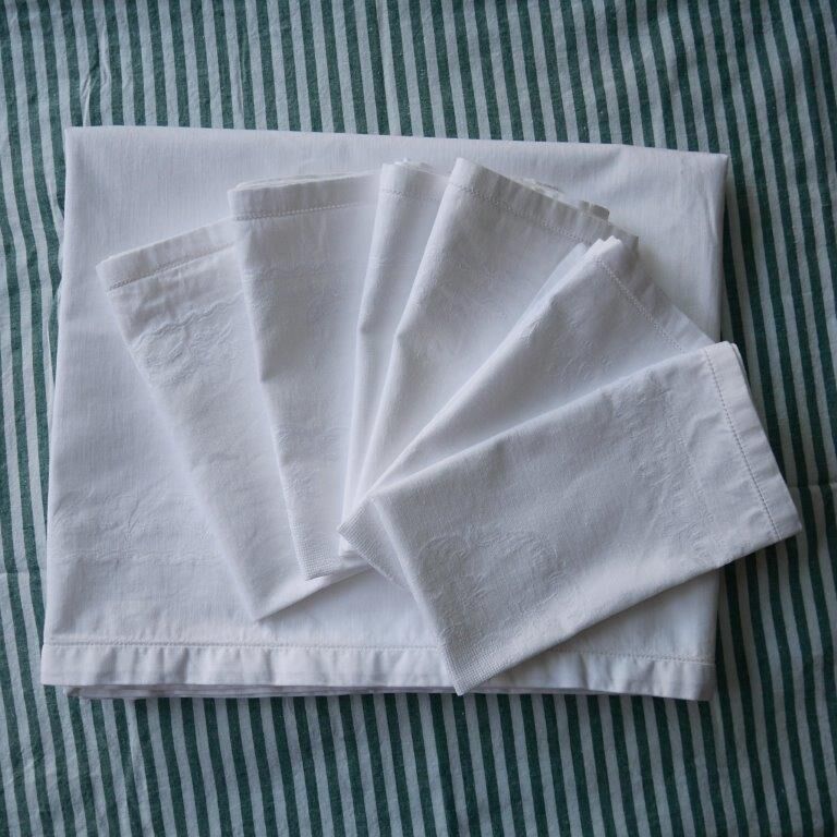 White cotton damask tablecloth with 6 towels