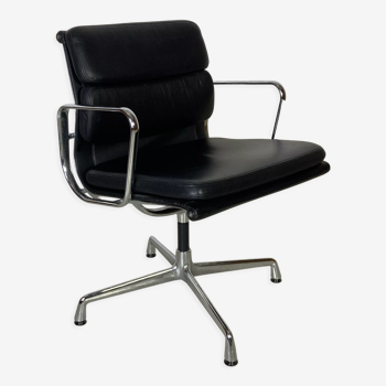Chaise de bureau Eames cuir noir Soft Pad Group fabriquée par Vitra pour Herman Miller