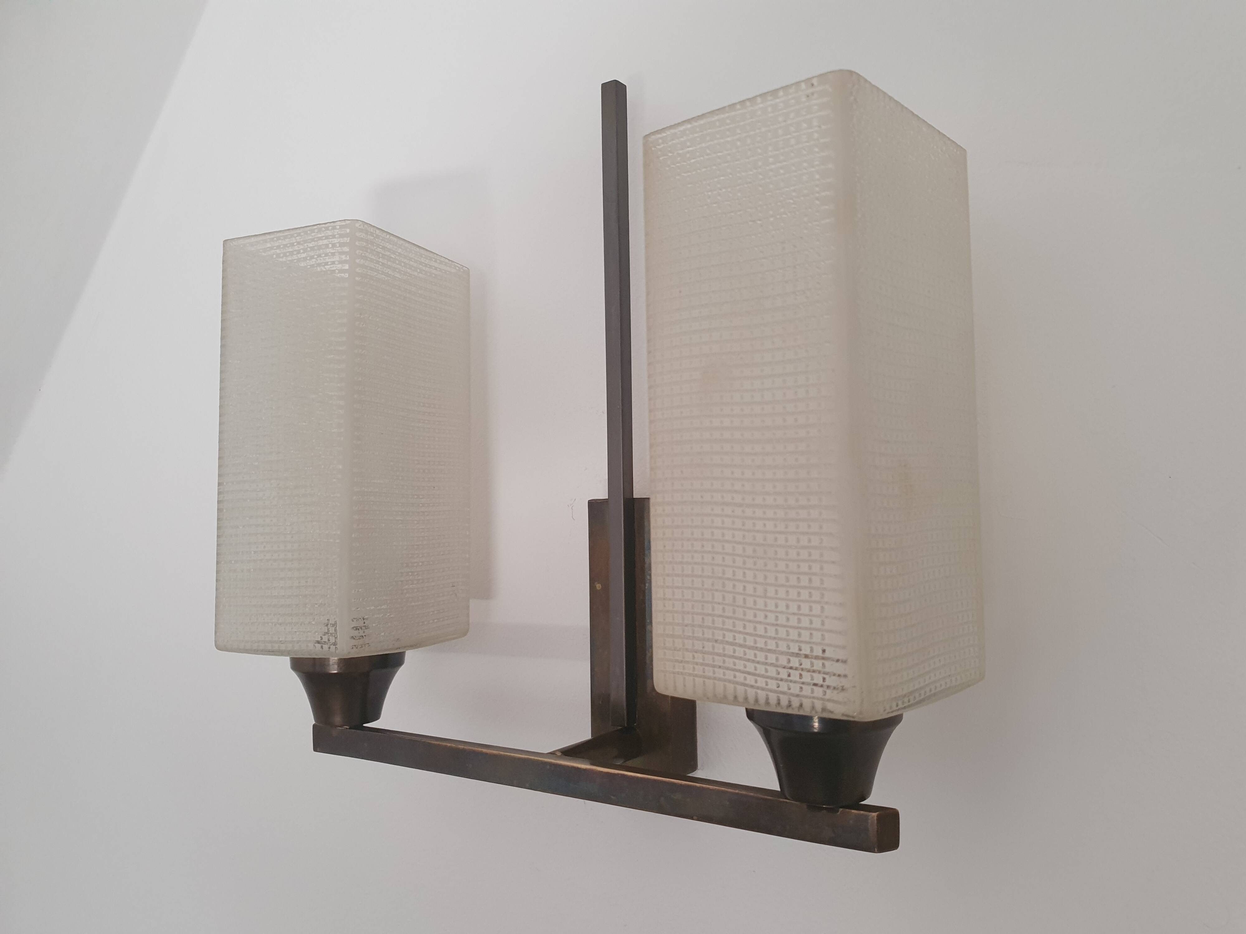 Two-light Art Deco wall light in brass with square glasses
