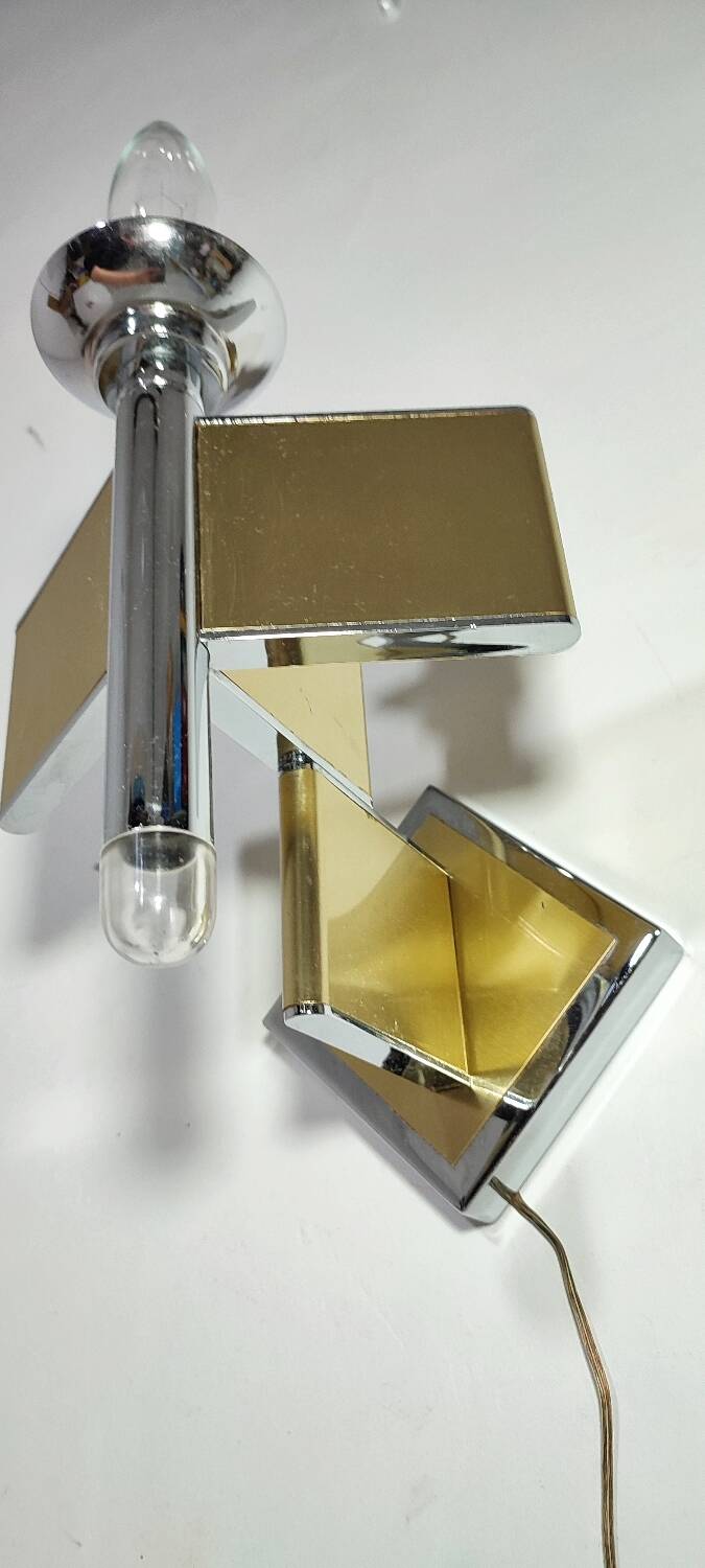 Lámpara de pared metálica. Italia, 1970s.