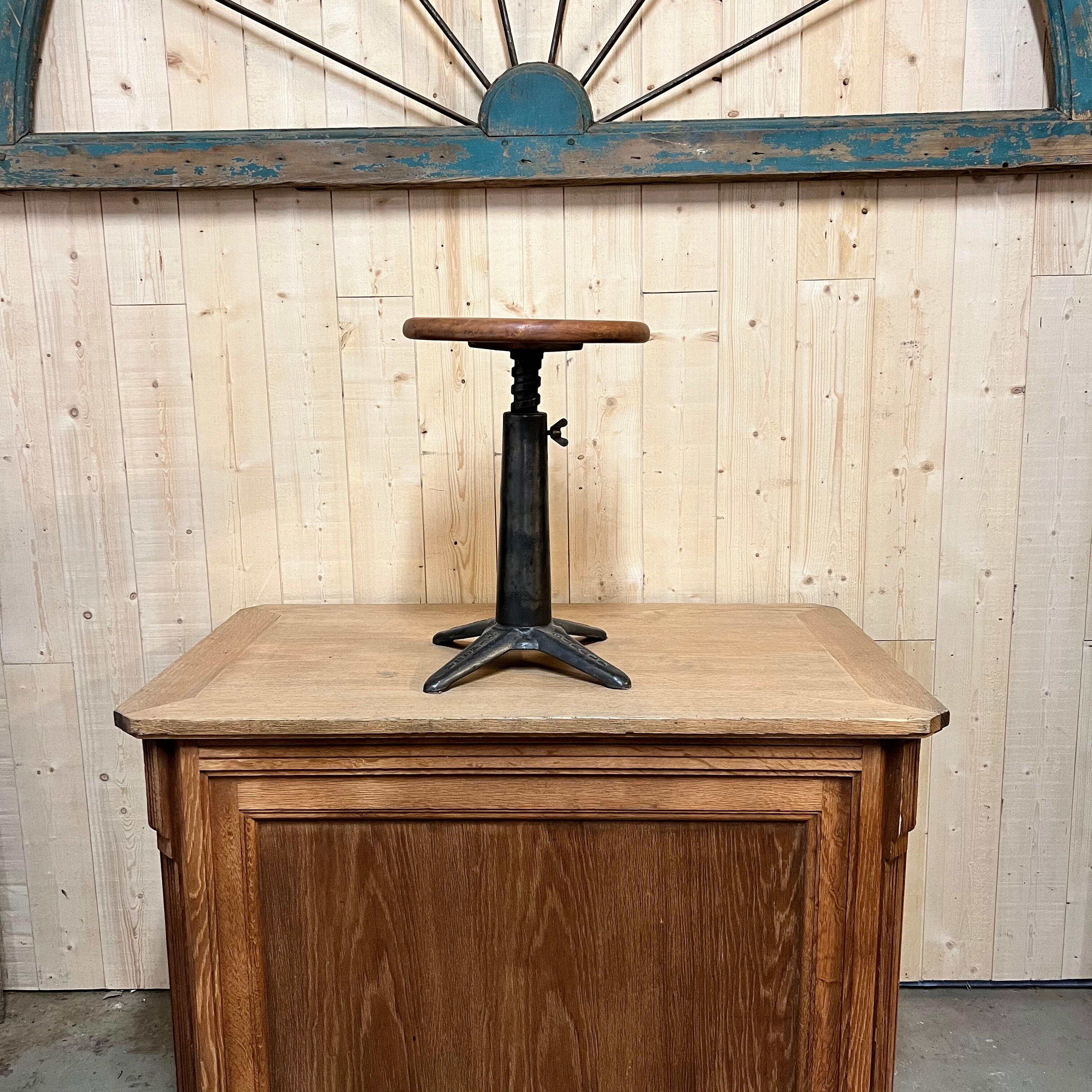 Adjustable Singer stool in cast iron 1930