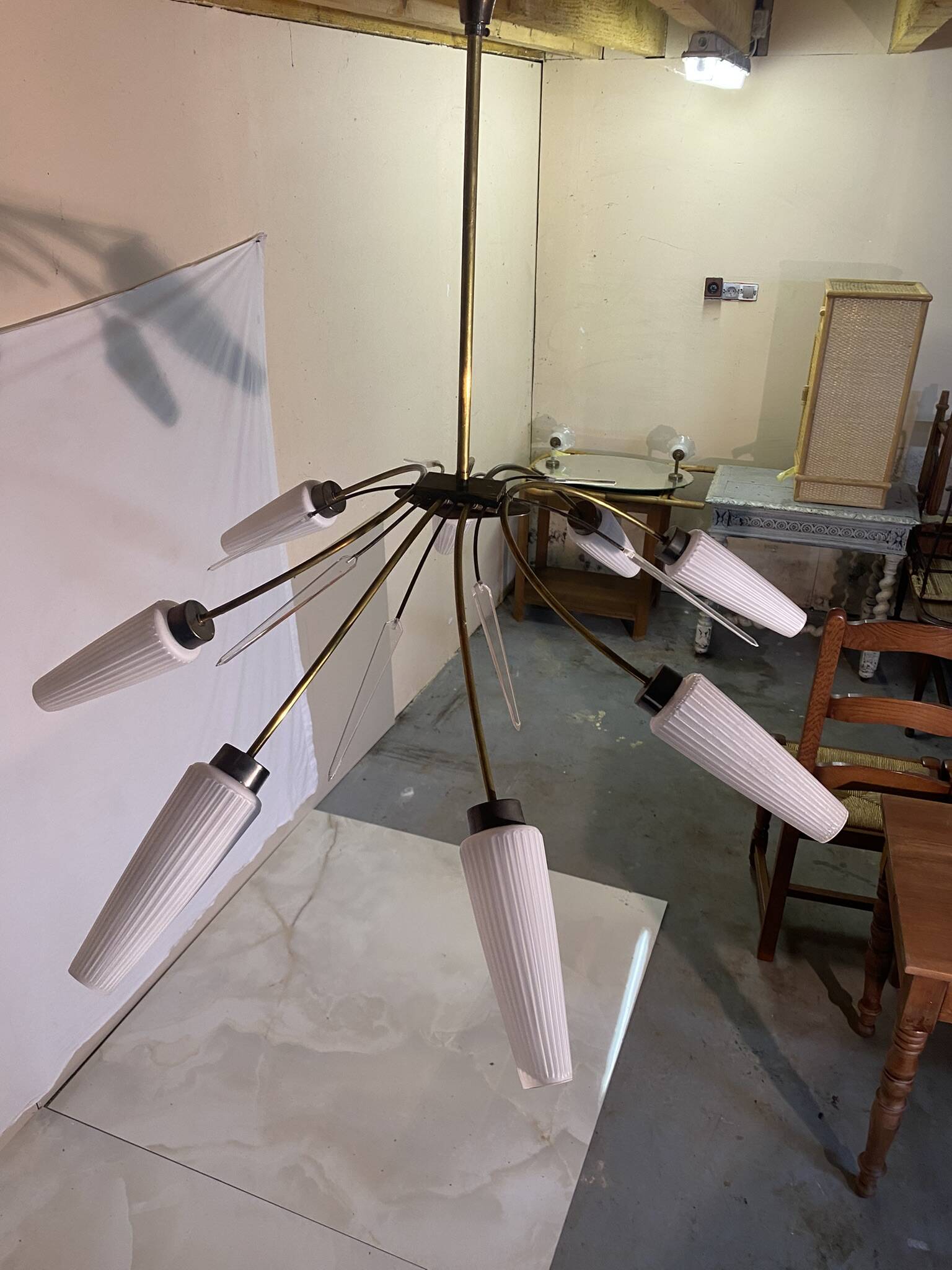 Vintage 8-light chandelier in brass and ribbed opaline glass