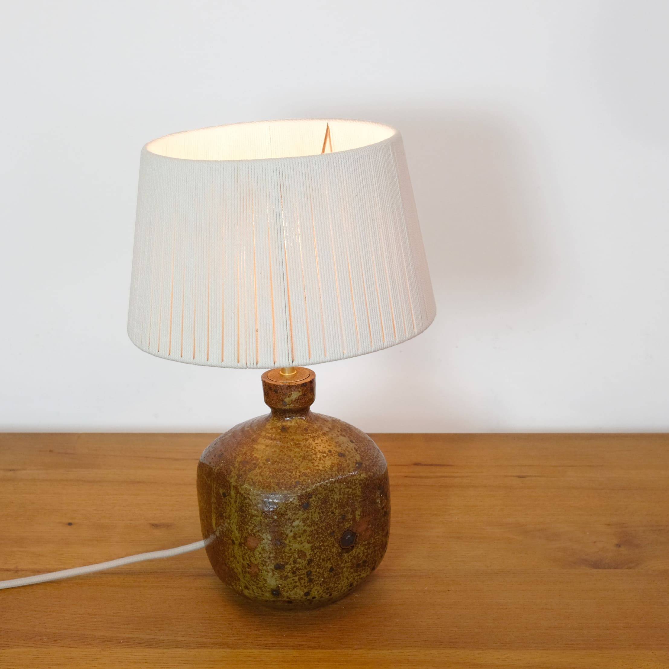 Lampe en grès quadrangulaire et son abat-jour en corde.
