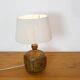 Lampe en grès quadrangulaire et son abat-jour en corde.