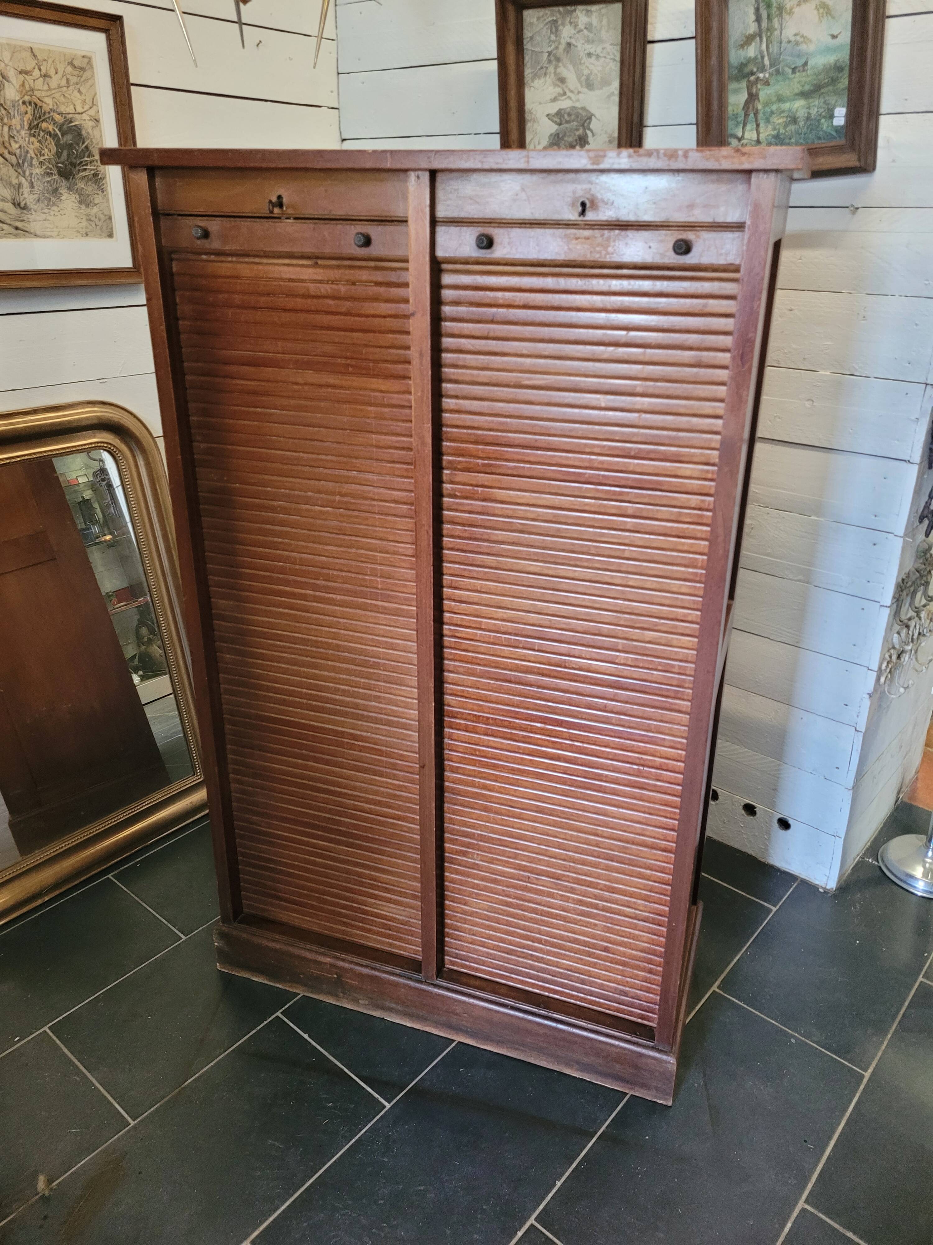 Double curtain binder in blond mahogany