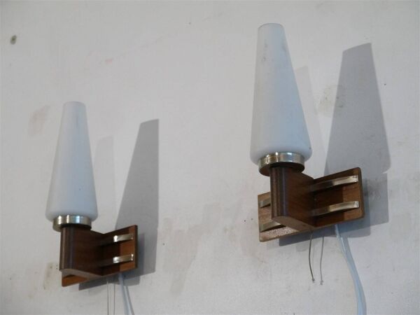 Paire d'appliques scandinave en teck et opaline 1960