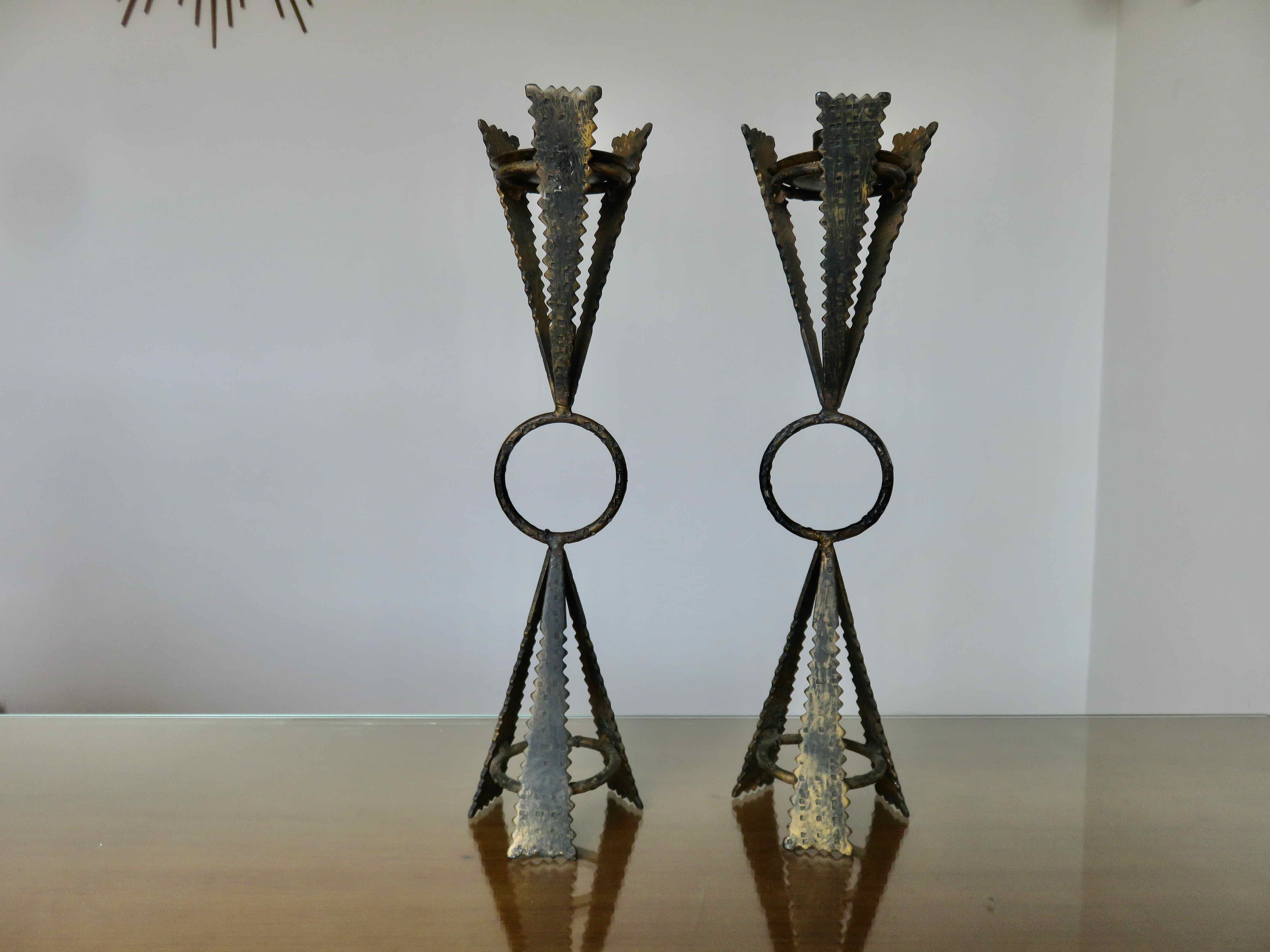 Pair of "brutalist" candlesticks in forged and hammered raw steel 70s