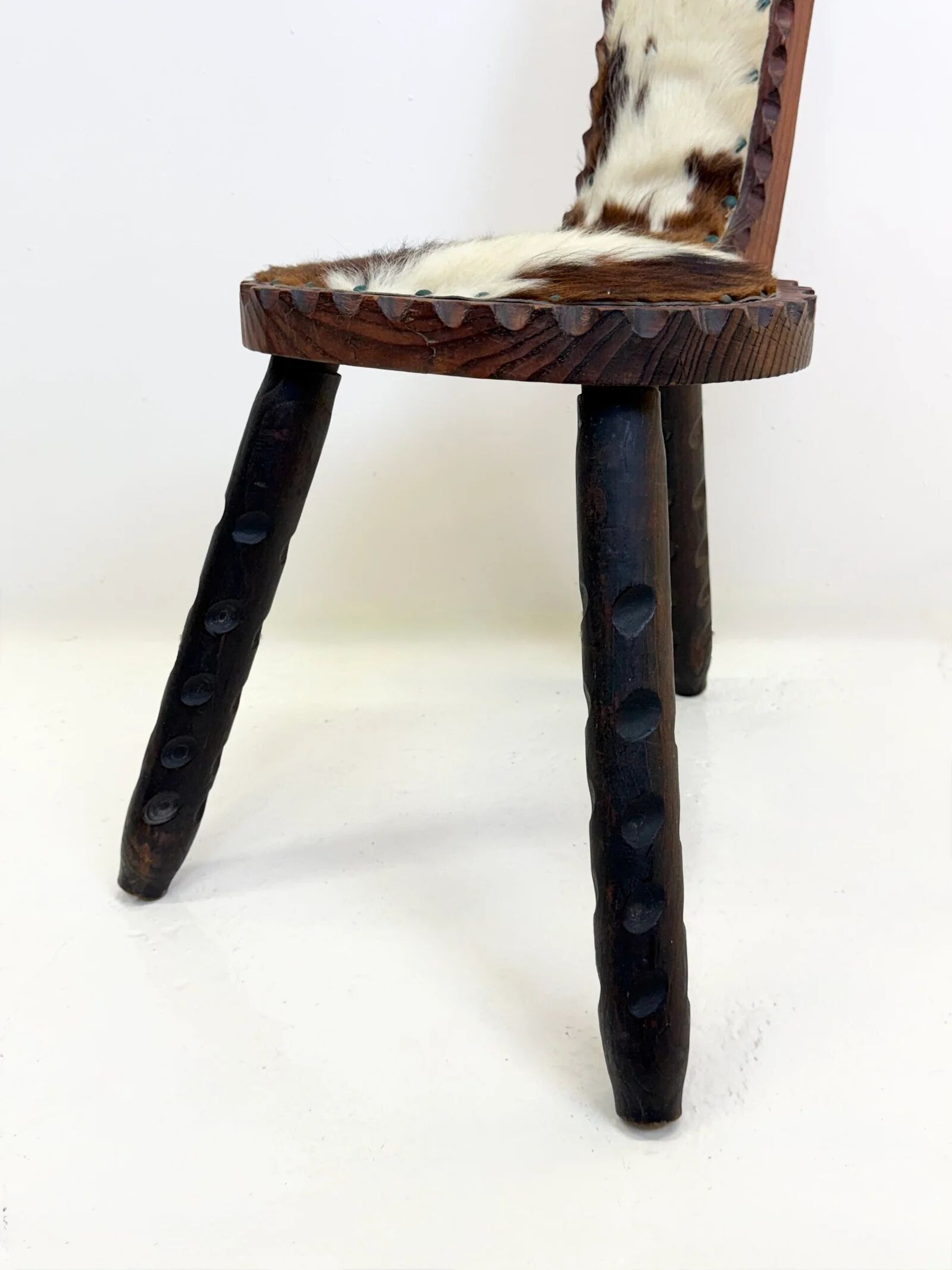 Chaise sculptée en bois et peau — 1950–1970