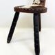 Chaise sculptée en bois et peau — 1950–1970