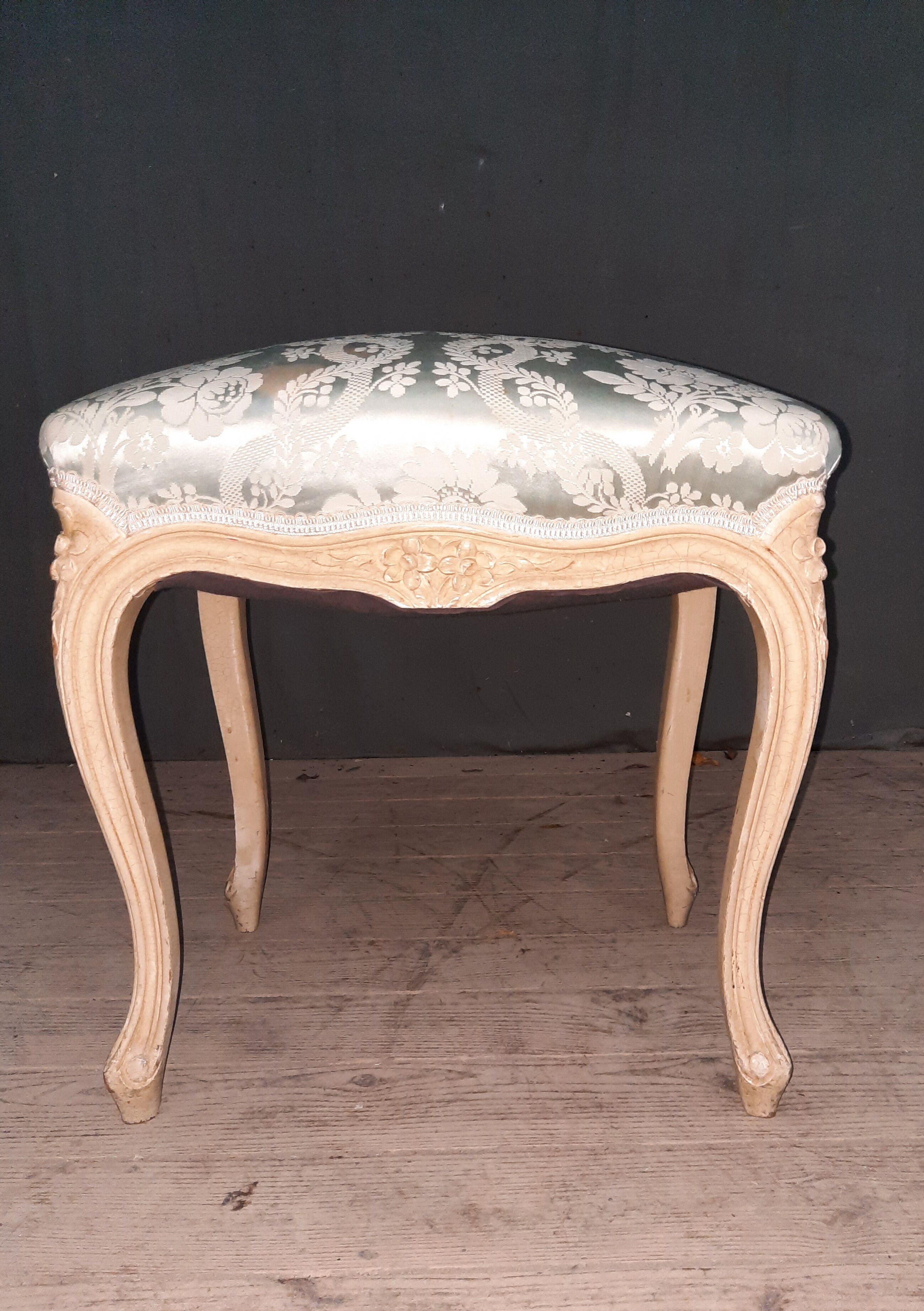 Pouf laqué blanc style Louis XV