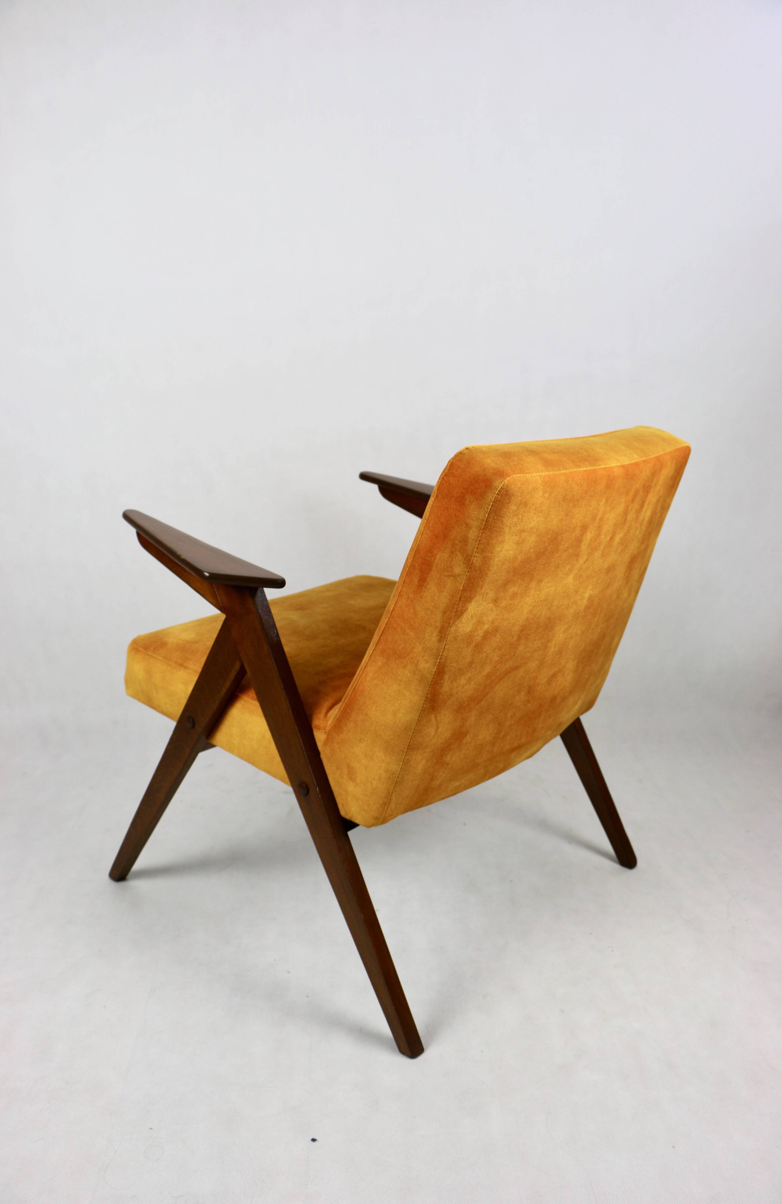Fauteuil caméléon en or jaune attribué à jozef chierowski, 1970