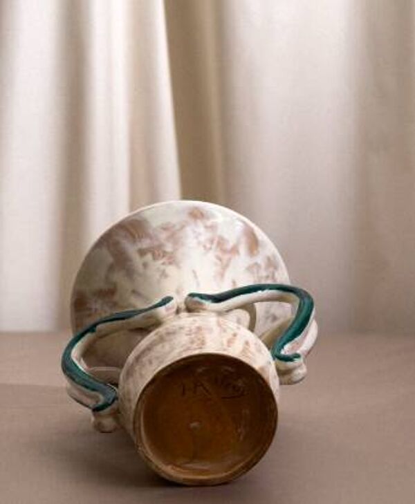 Vase bicolore à anses en accolade par Jean Austruy