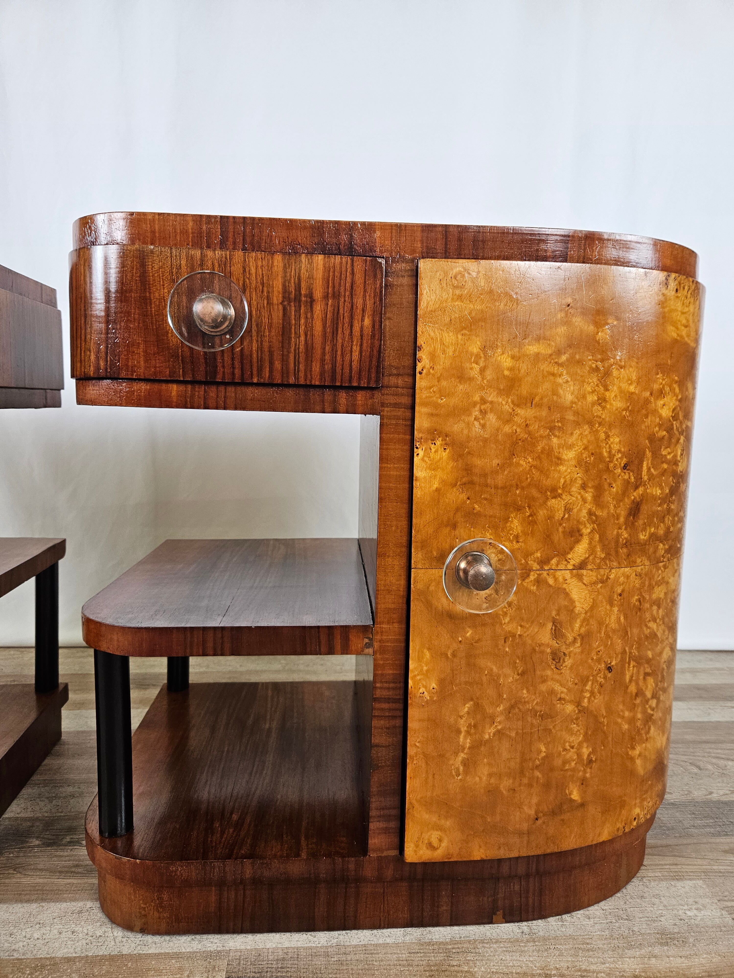 Pair of Art Decò bedside tables in walnut and thuja