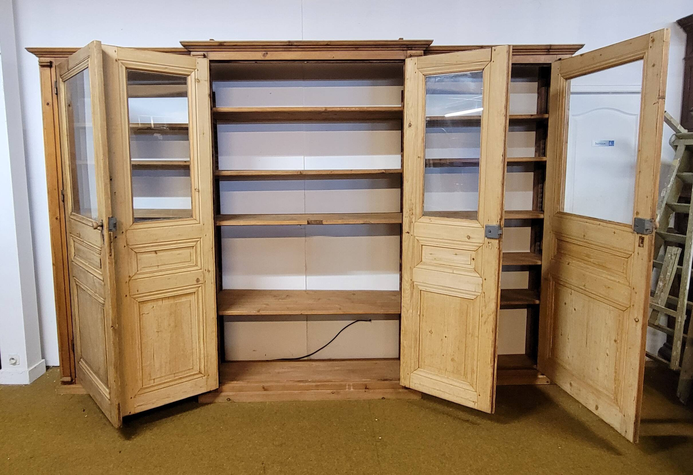 Monumental library of pine wood, from the 19th century.