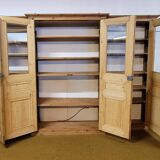 Monumental library of pine wood, from the 19th century.