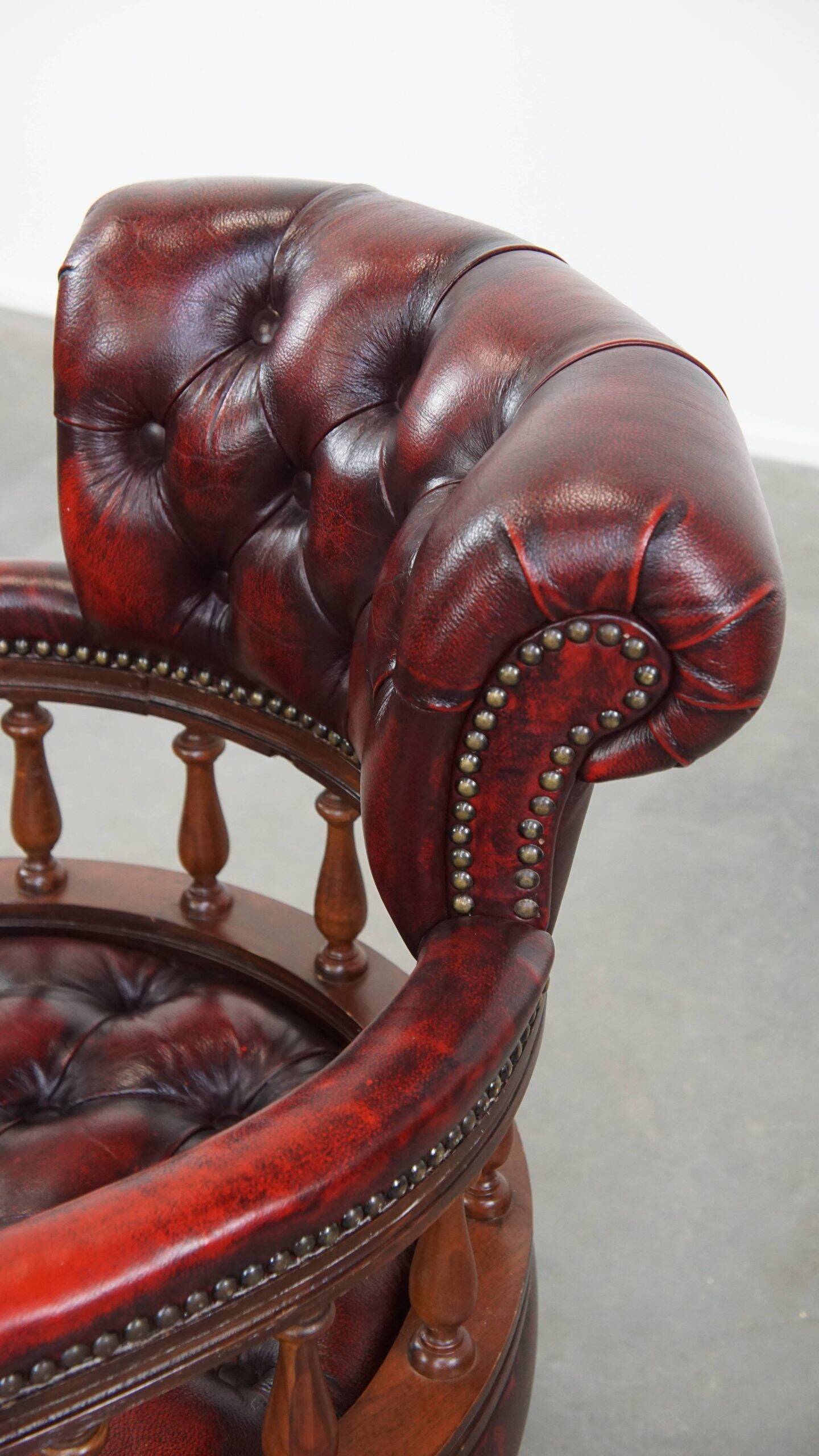 Fauteuil de bureau Chesterfield pivotant classique rouge en cuir de vachette sur roulettes