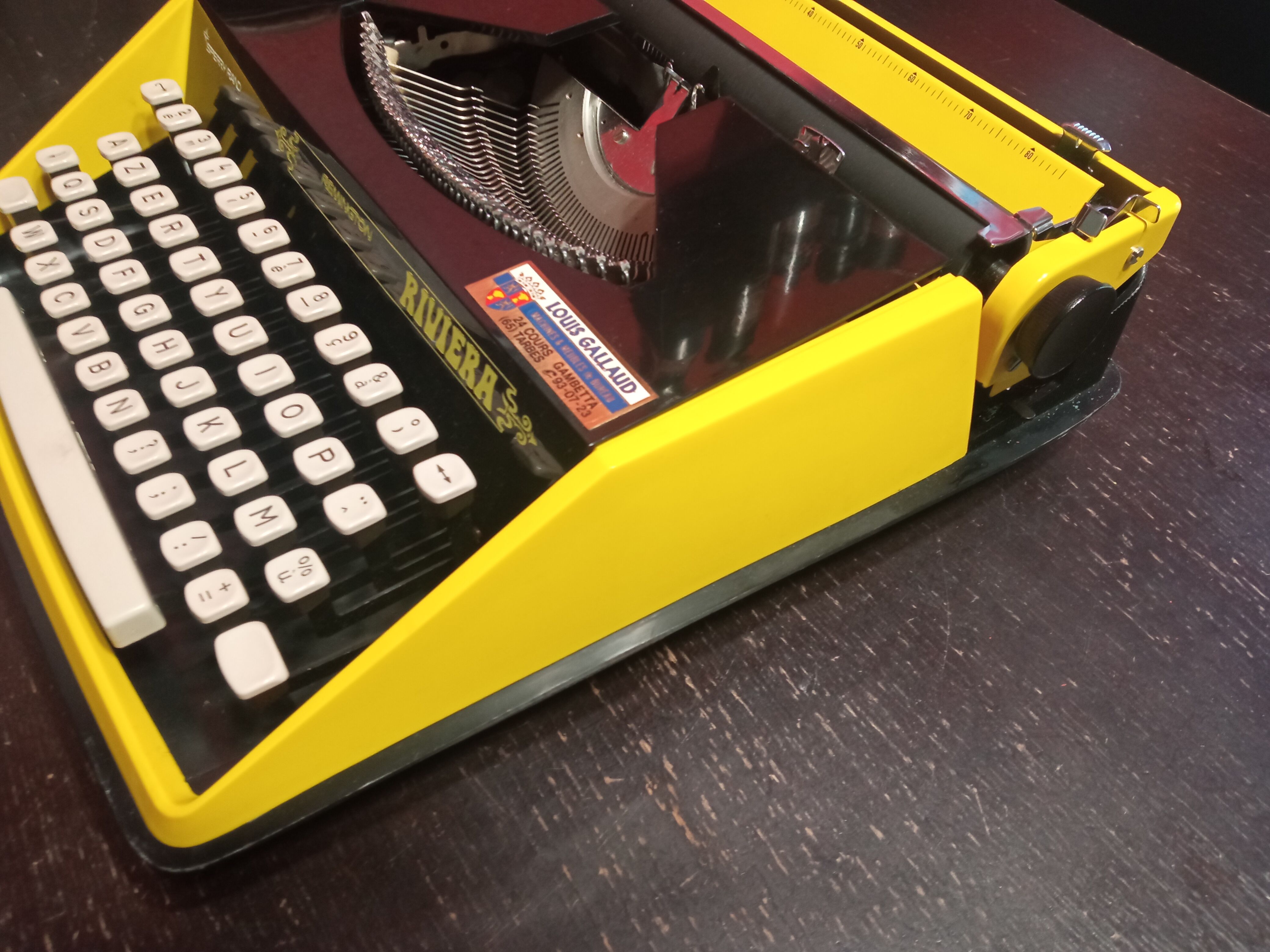 Typewriter remington riviera Sperry Rand Riviera Yellow