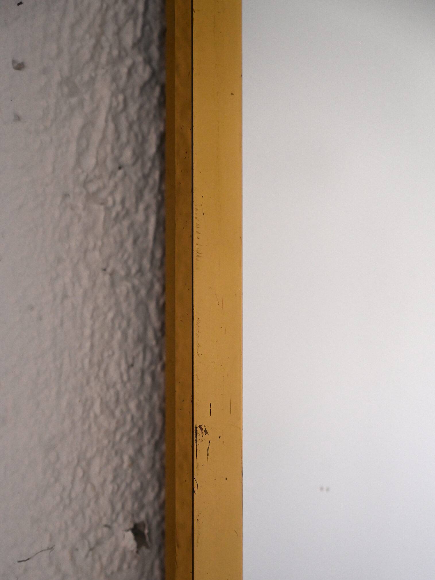 Miroir rectangulaire vintage avec cadre en métal doré et noir