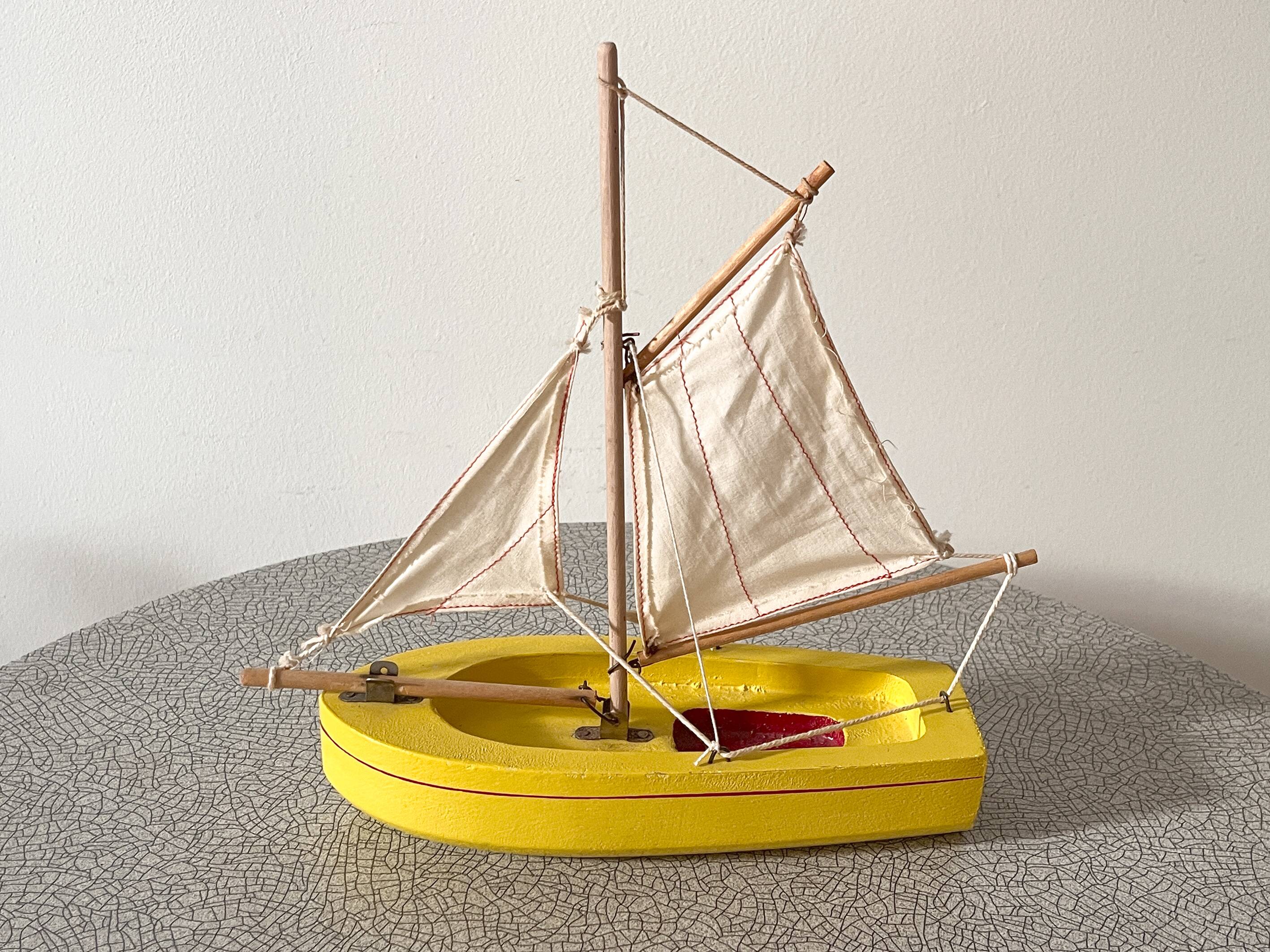 Wooden pond yacht from the English brand Star'Yacht Birkenhead.