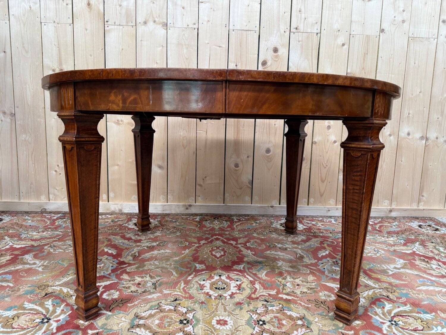 Extendable oval table in Louis XVI style – Walnut and Burl Marquetry