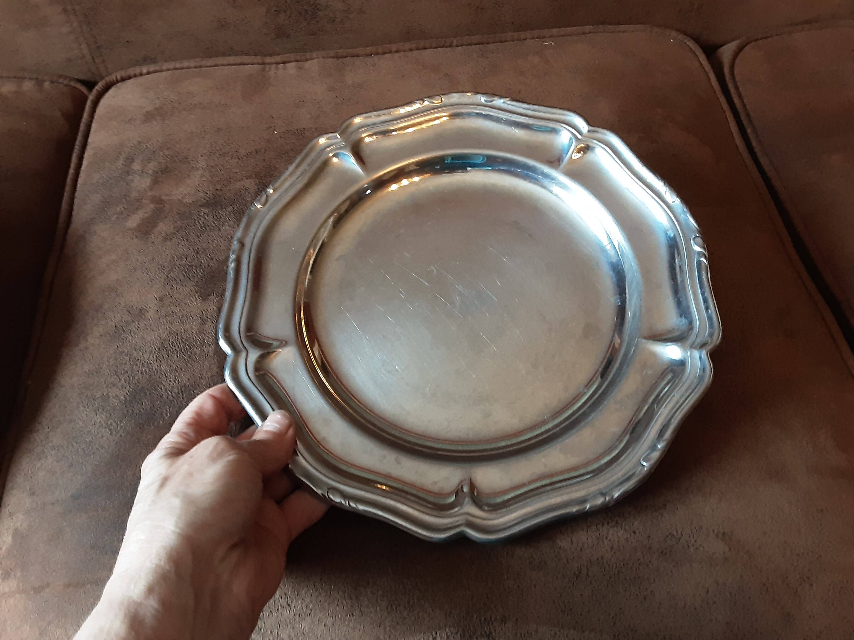 Set of 2 round stainless steel dishes