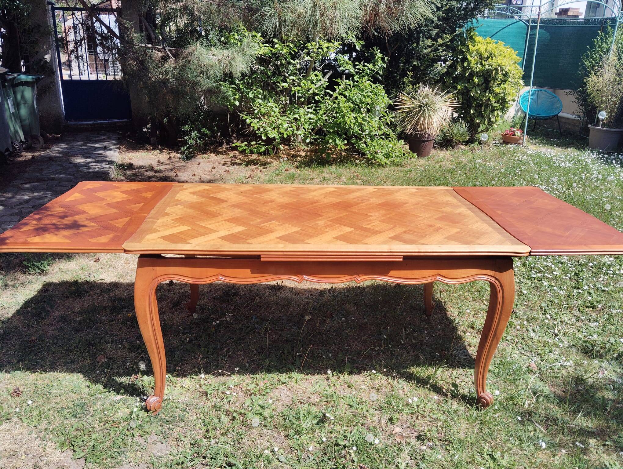 Cherry wood table in Louis XV style