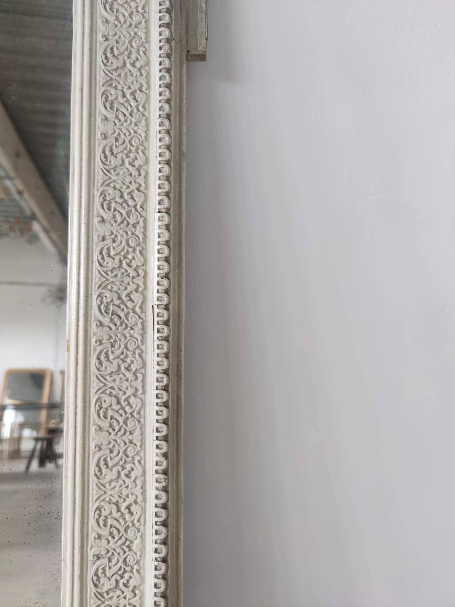 Rectangular mirror in light green lacquered wood with pediment H:1m39