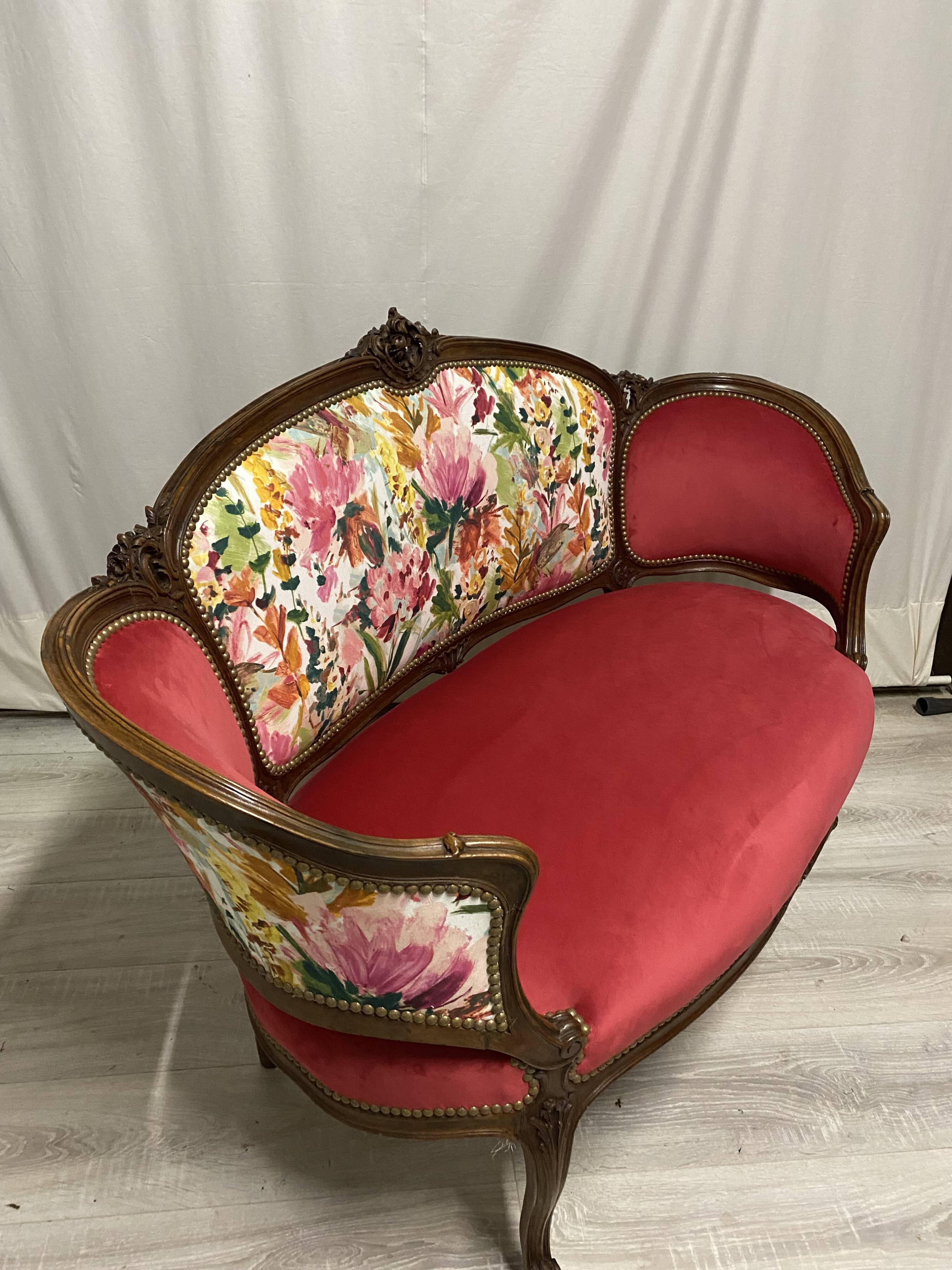 Paire de fauteuils en bois sculpté, XXème s.