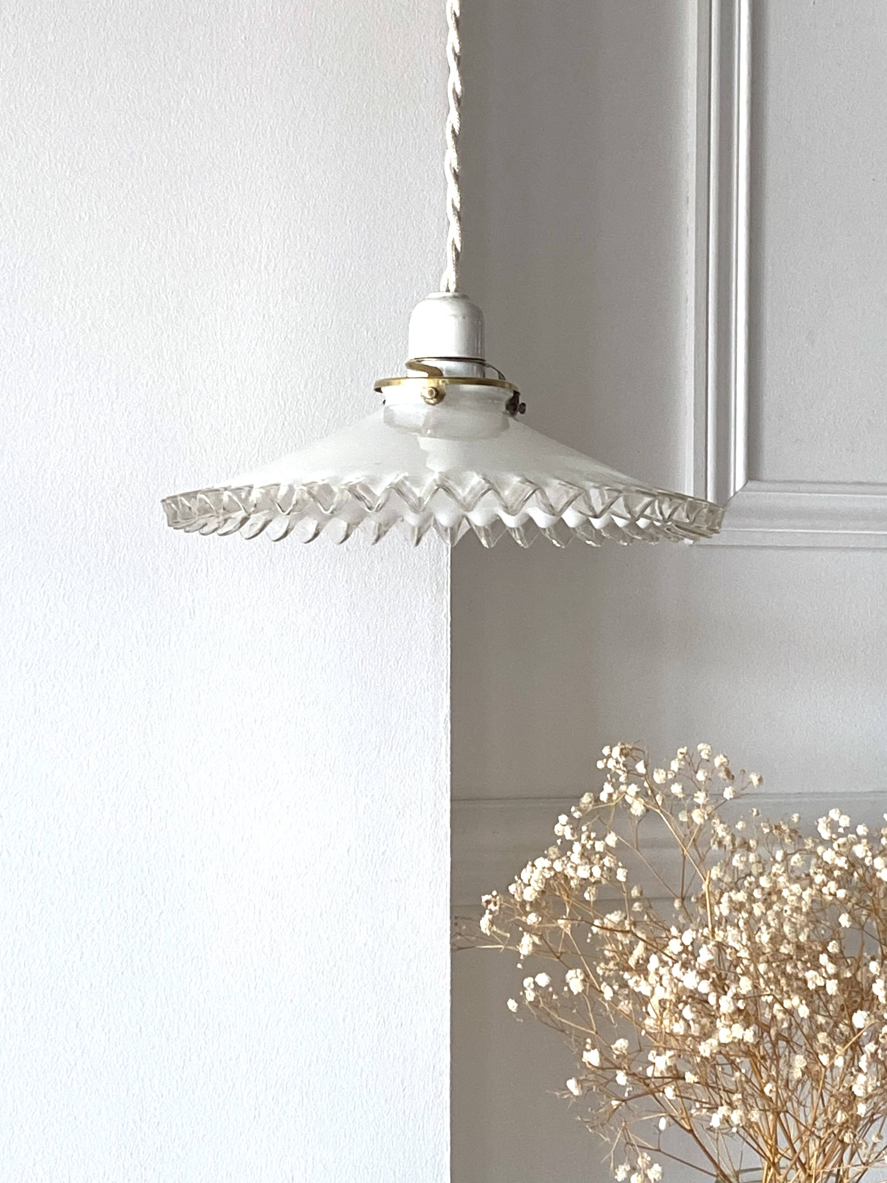 Suspension in white opaline