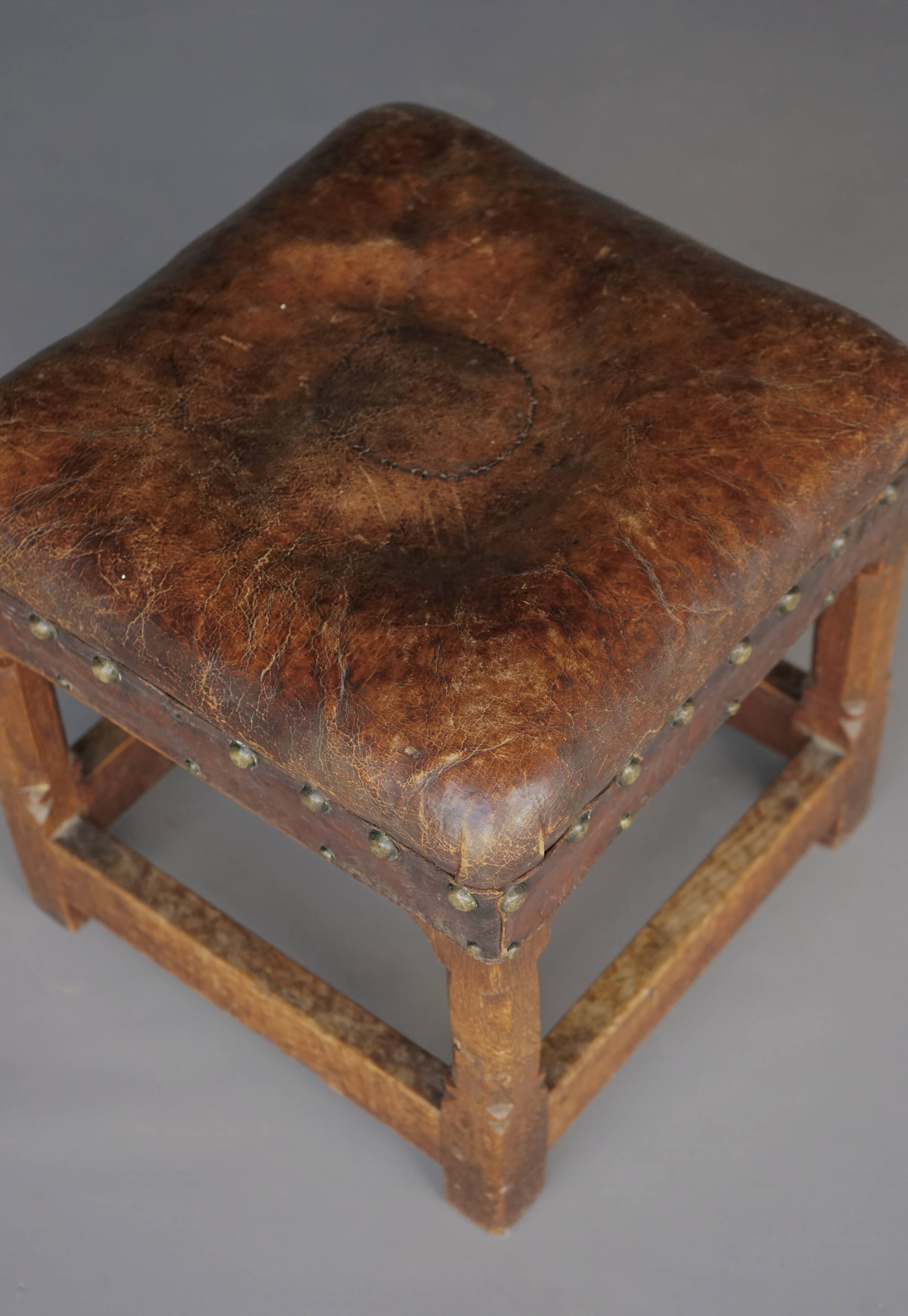 Petit tabouret en cuir par Gordon Russell pour Russell & Sons. Années 1920