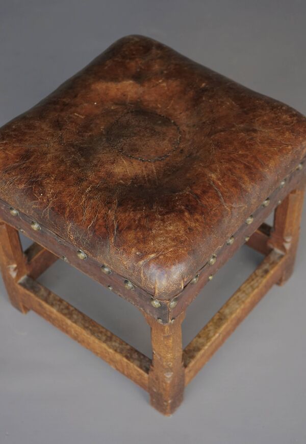 Petit tabouret en cuir par Gordon Russell pour Russell & Sons. Années 1920.