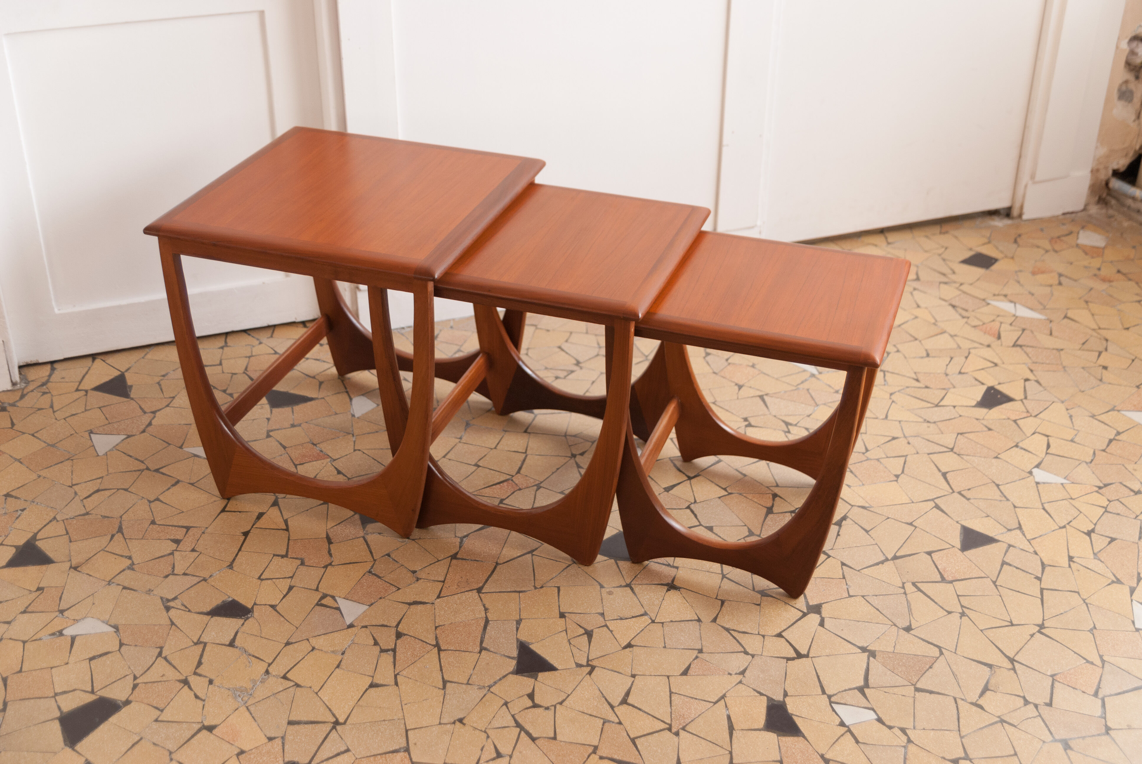 Teak giggling coffee table