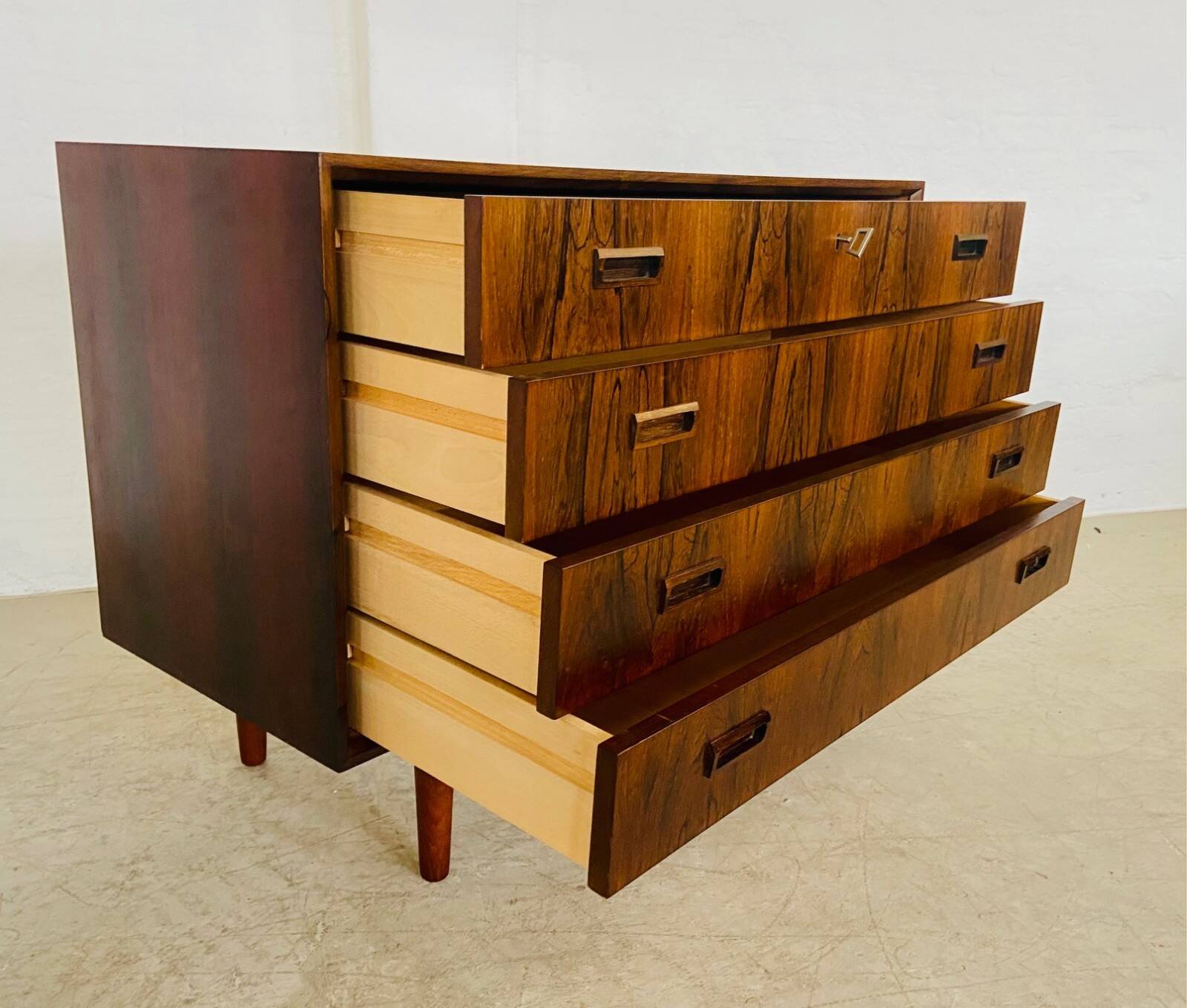 Commode danoise vintage en palissandre du milieu du siècle par Kaj Larsen