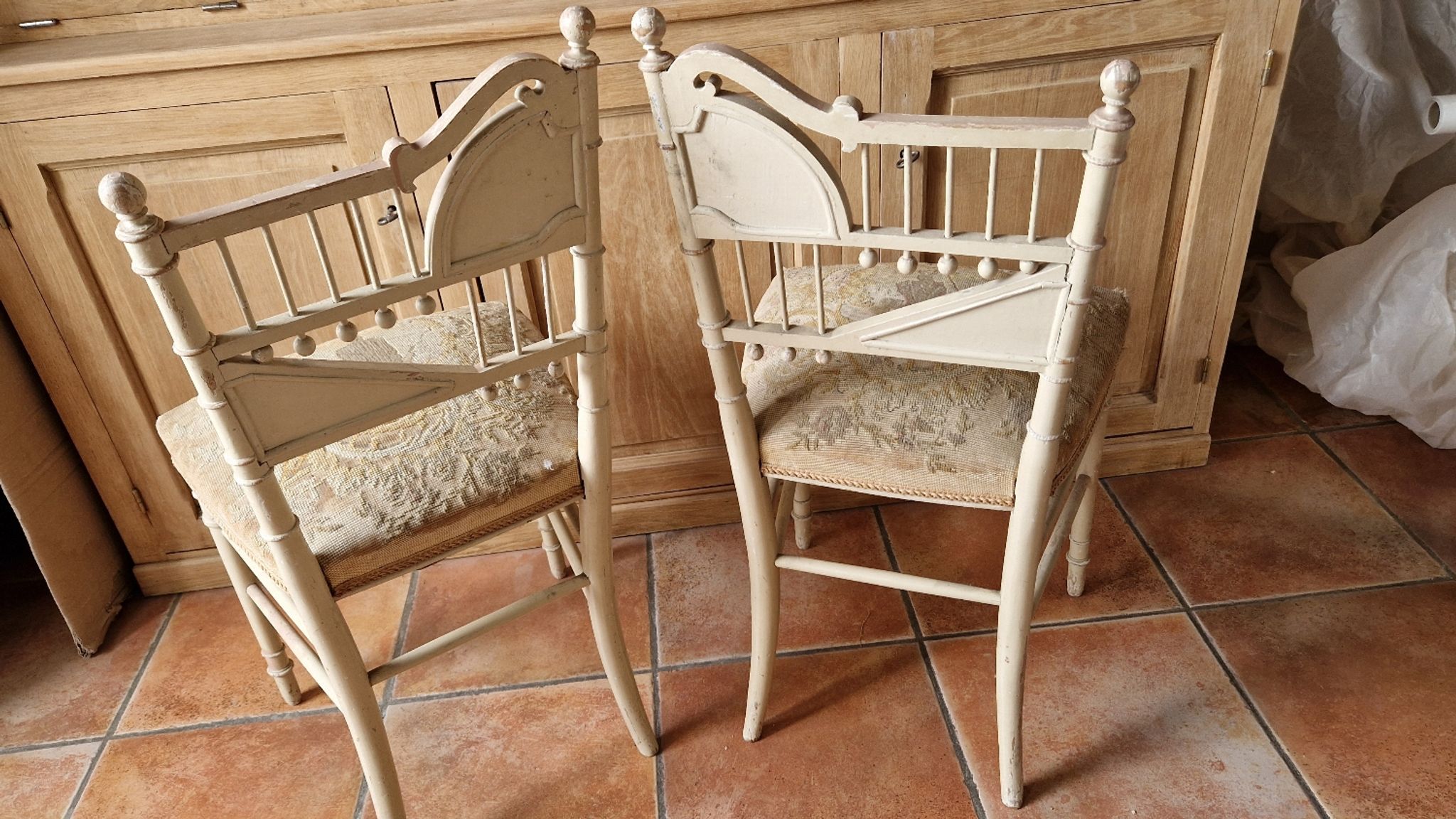 Paire de chaises de salon style Louis XVI