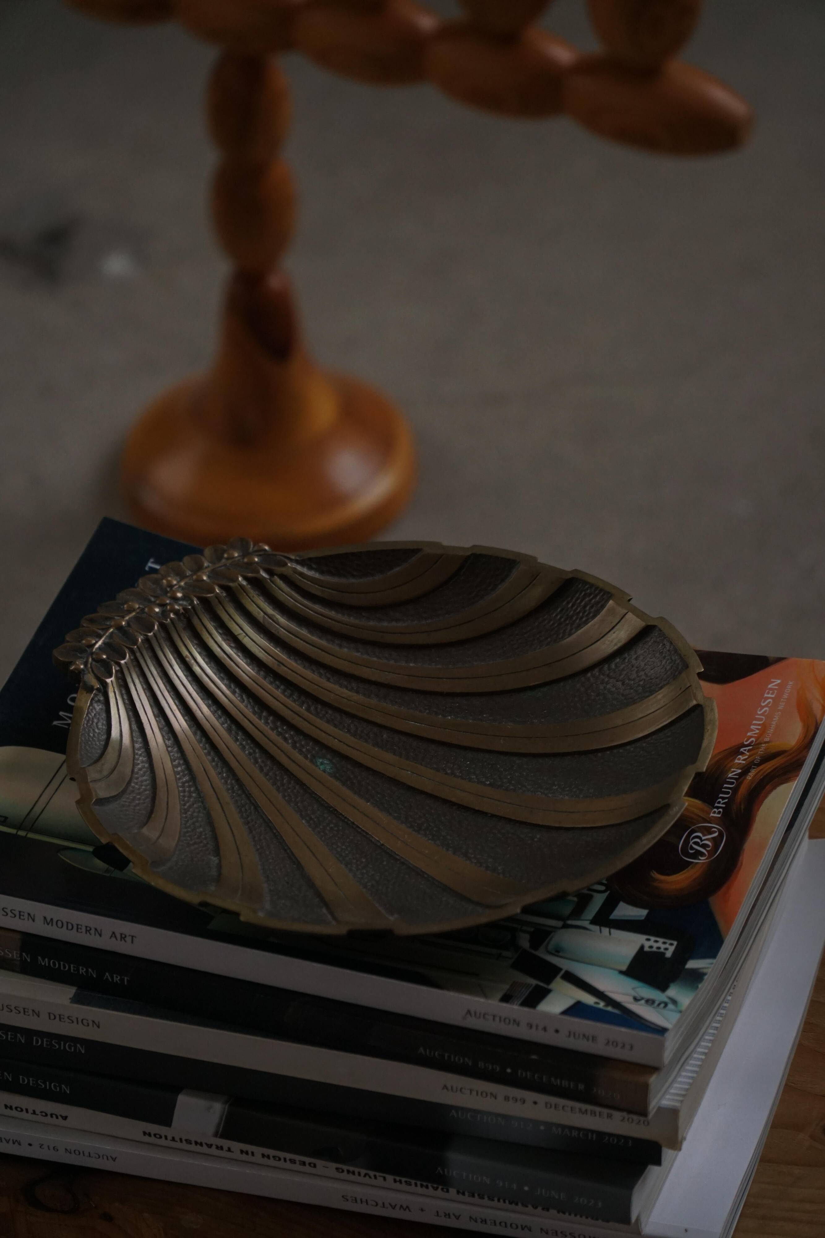 Danish Art Deco decorative shell bowl in bronze, 1930s–1940s.