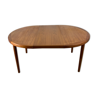 Round extending dining table in teak by Velje 1960s Denmark