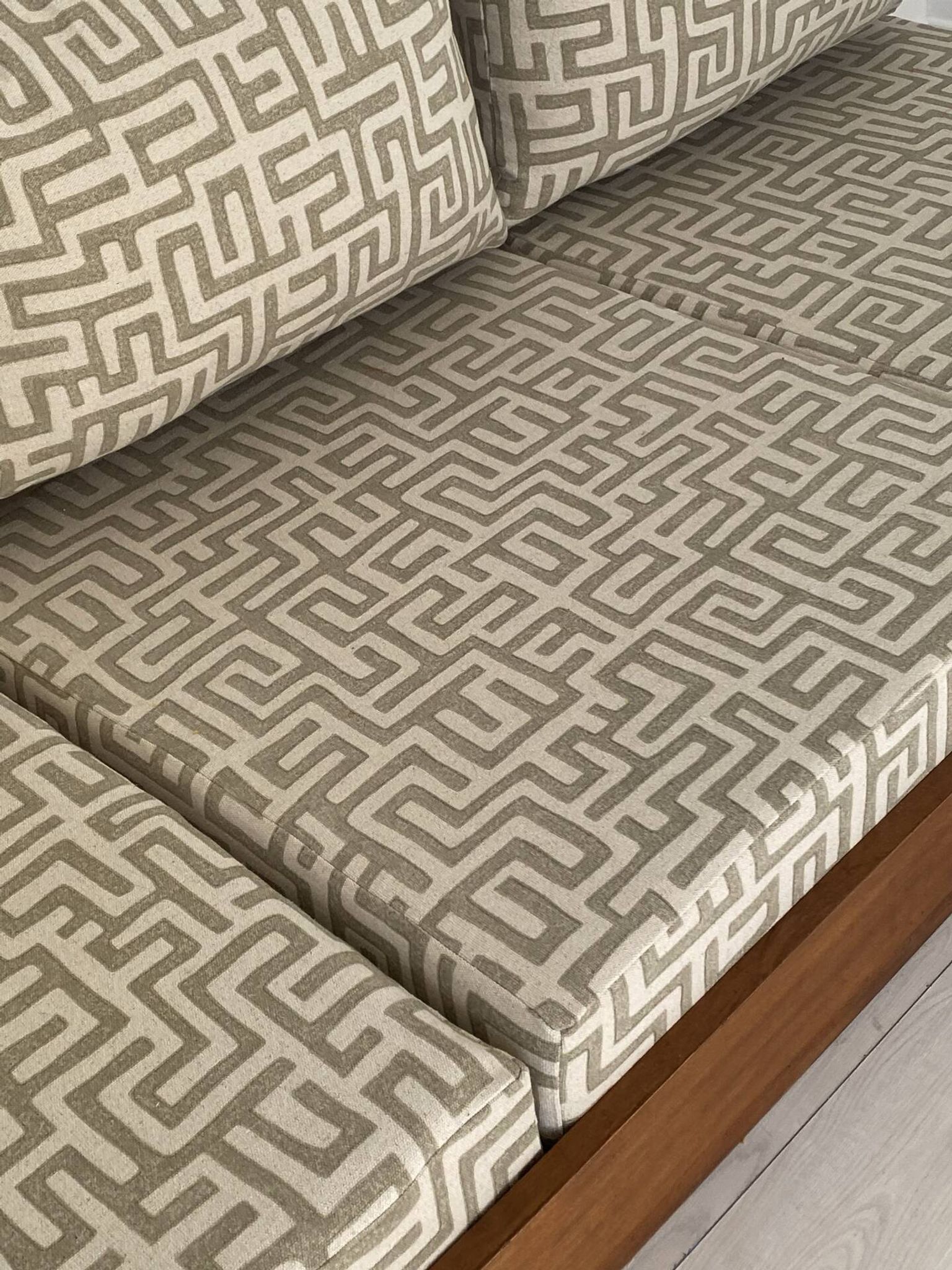 Banquette murale brutaliste