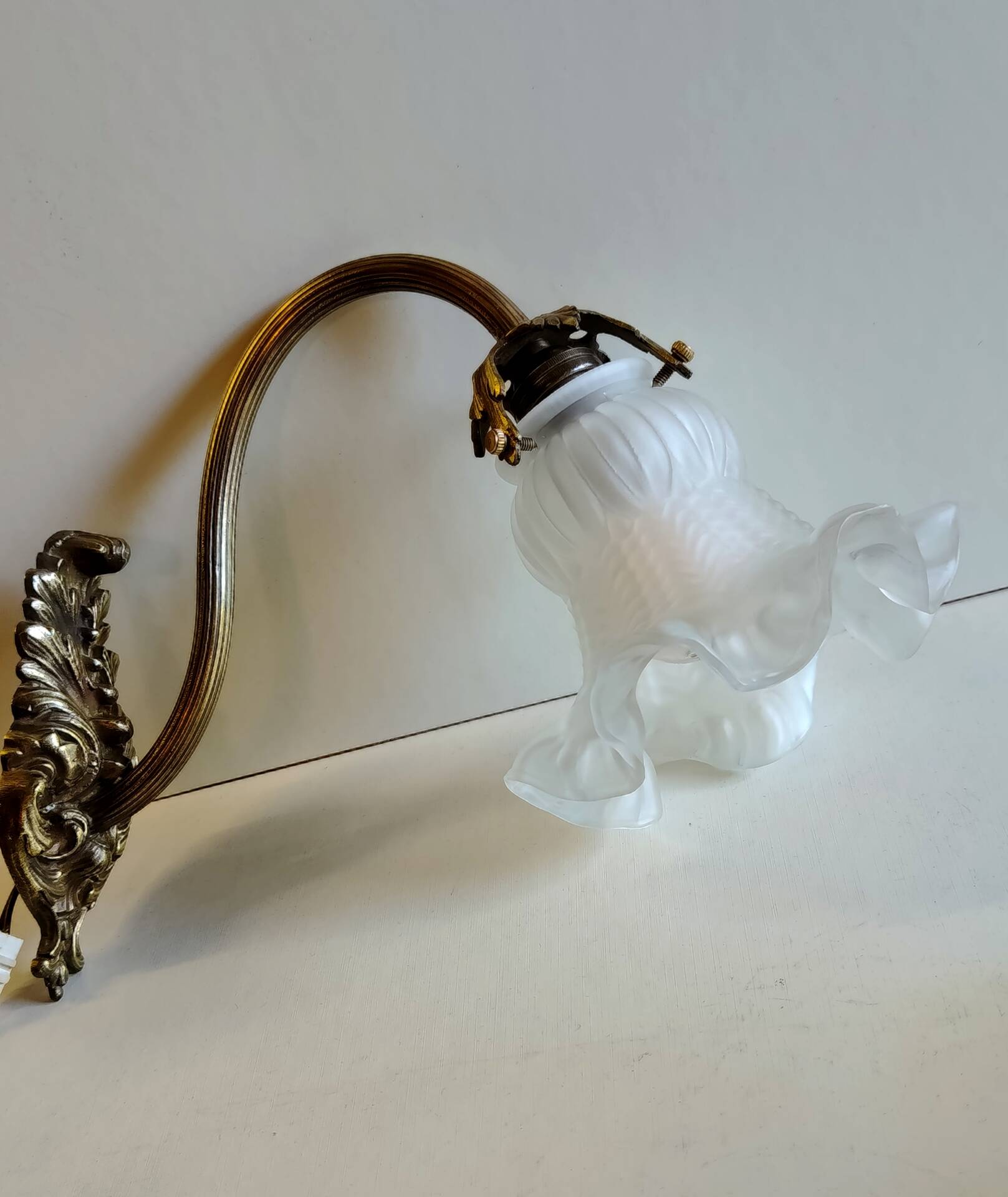 Swan neck wall lights in bronze and glass - early 20th century.