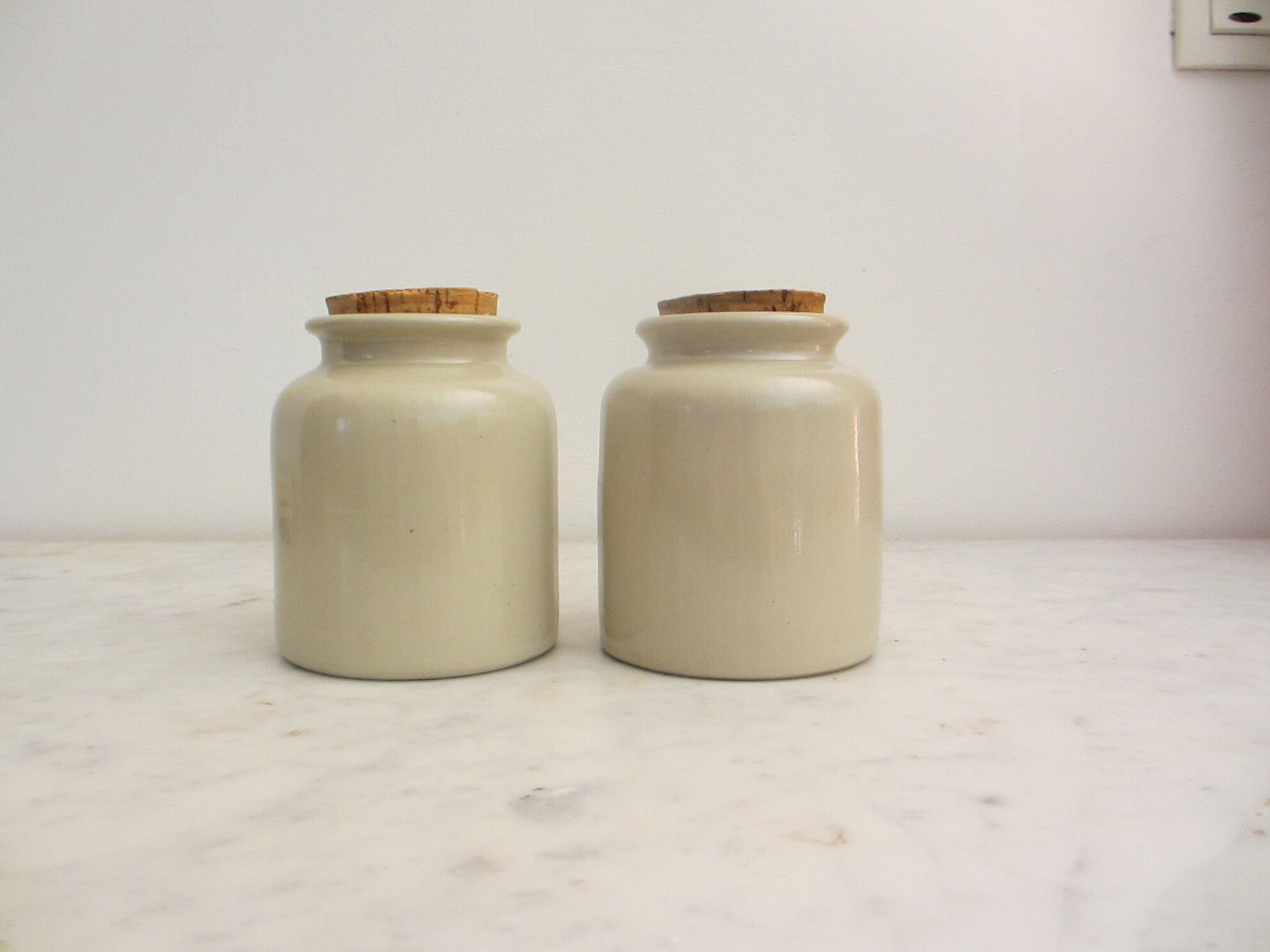 2 Stoneware pots with crusted cork stopper