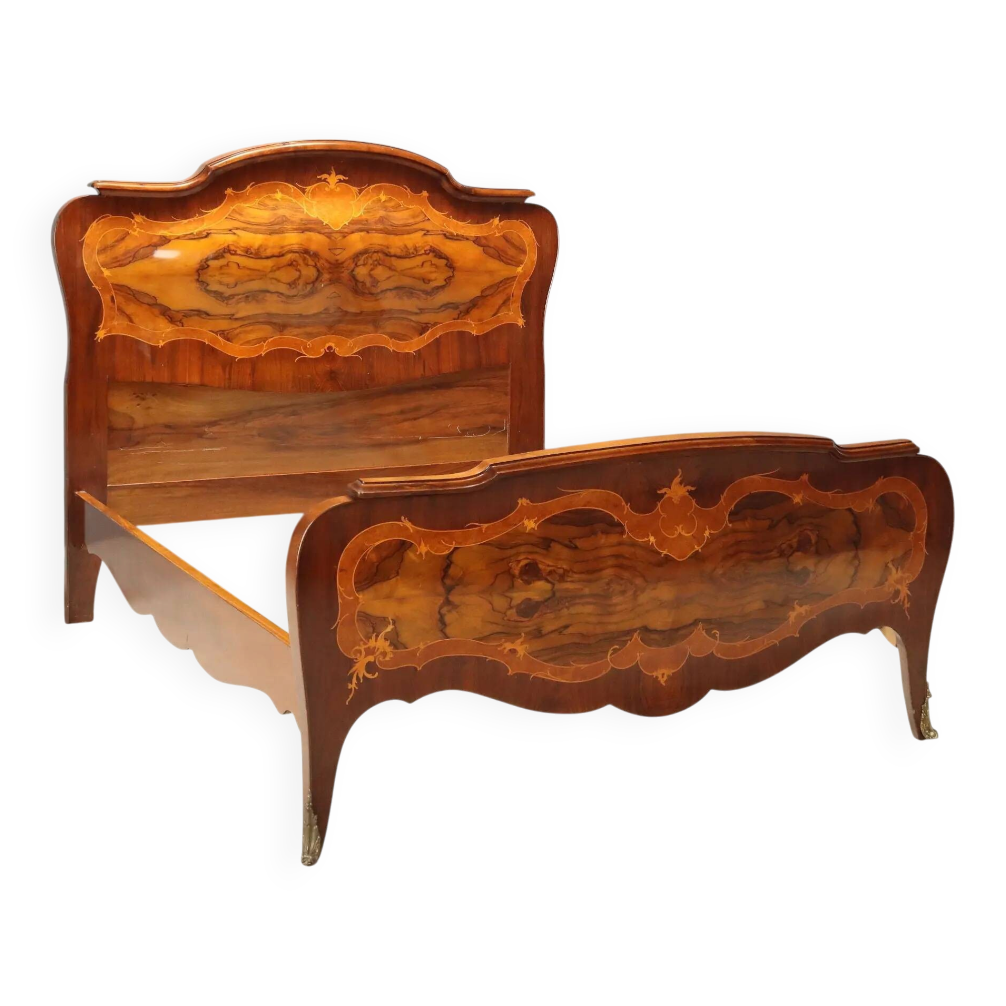 Antique baroque double bed in walnut and mahogany, 20th century.