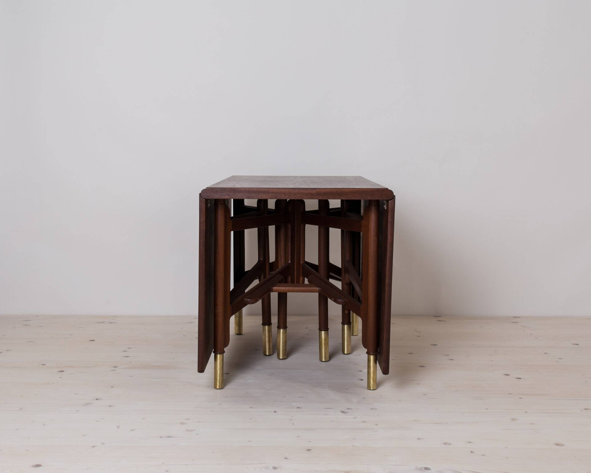 Table à manger vintage, bois de teck, éléments en laiton, Norvège, années 1950