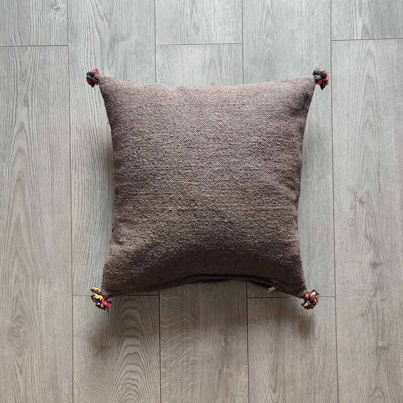 Coussin berbère marron à pompon en coton