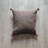 Coussin berbère marron à pompon en coton