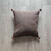 Coussin berbère marron à pompon en coton