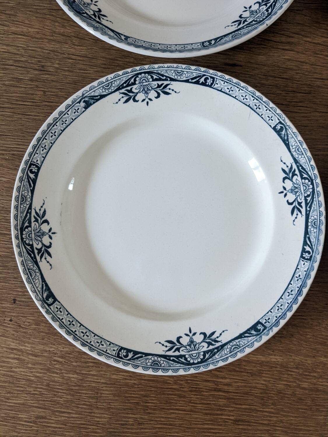 4 Lily Longchamp dinner plates