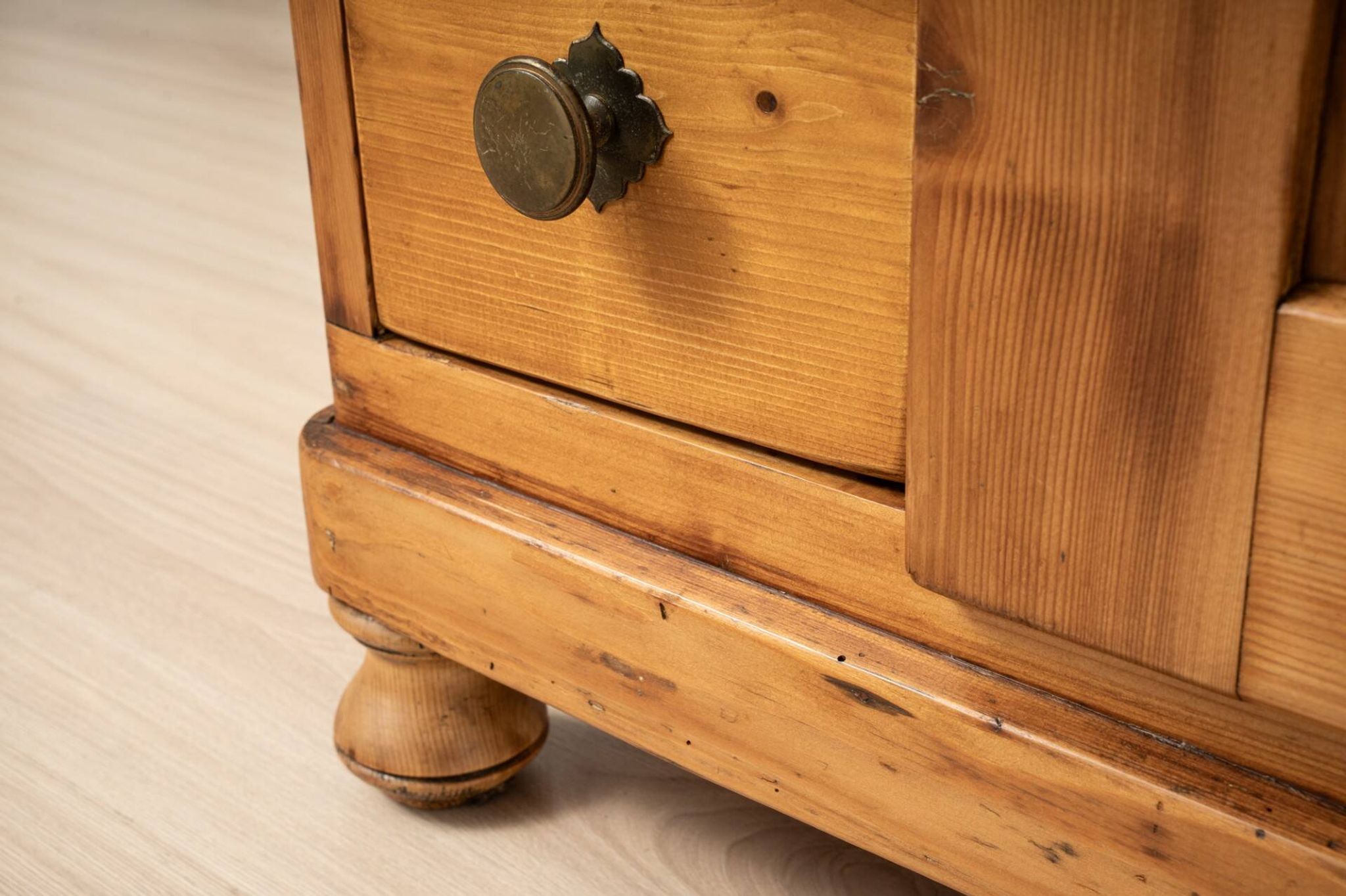 Cabinet Biedermeier en pin ancien avec 4 tiroirs