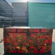 Coffre de rangement tibétain Gamaka à décor de dragon doré