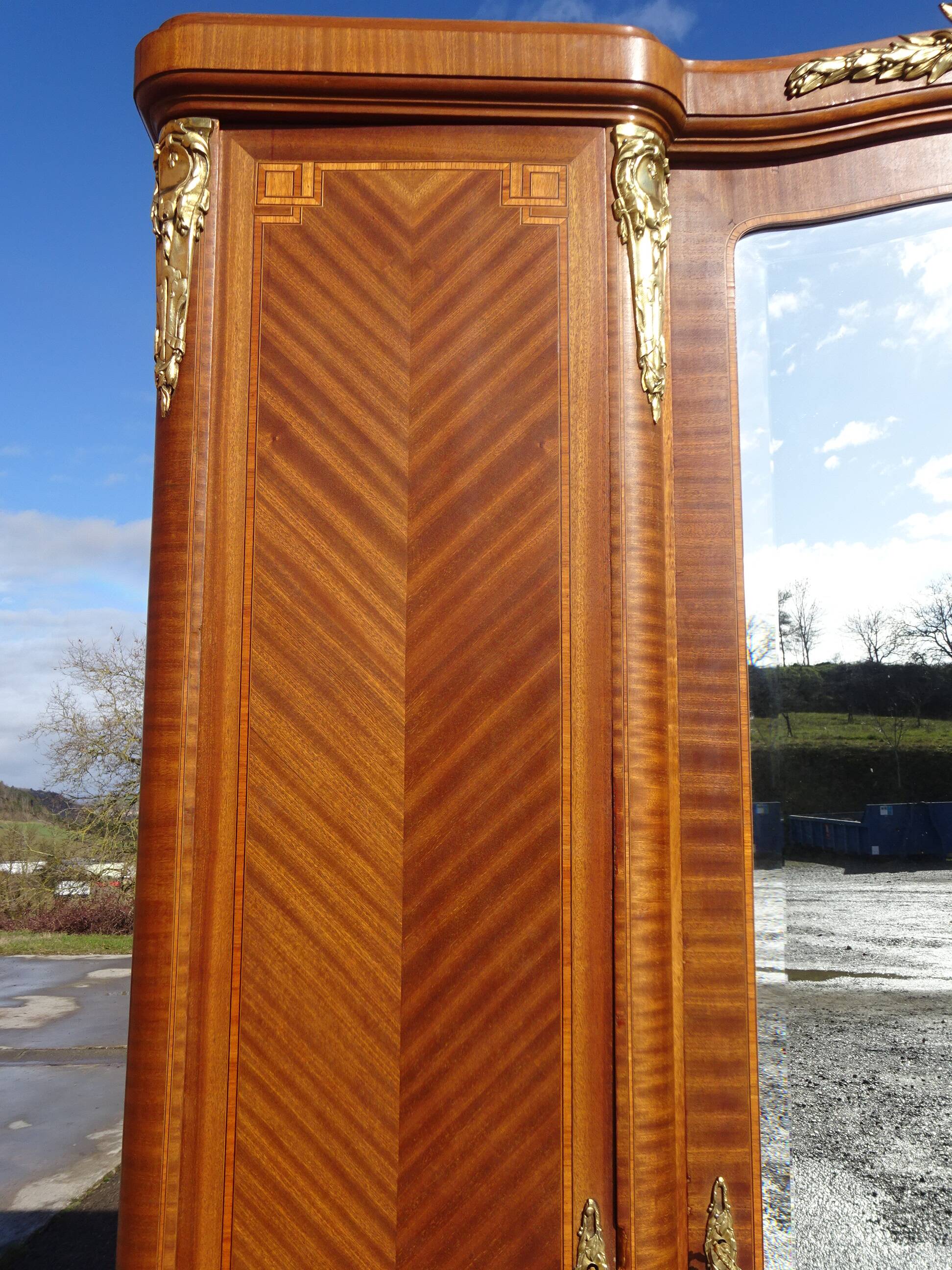 Ancienne armoire Louis XVI avec bronze et marqueterie