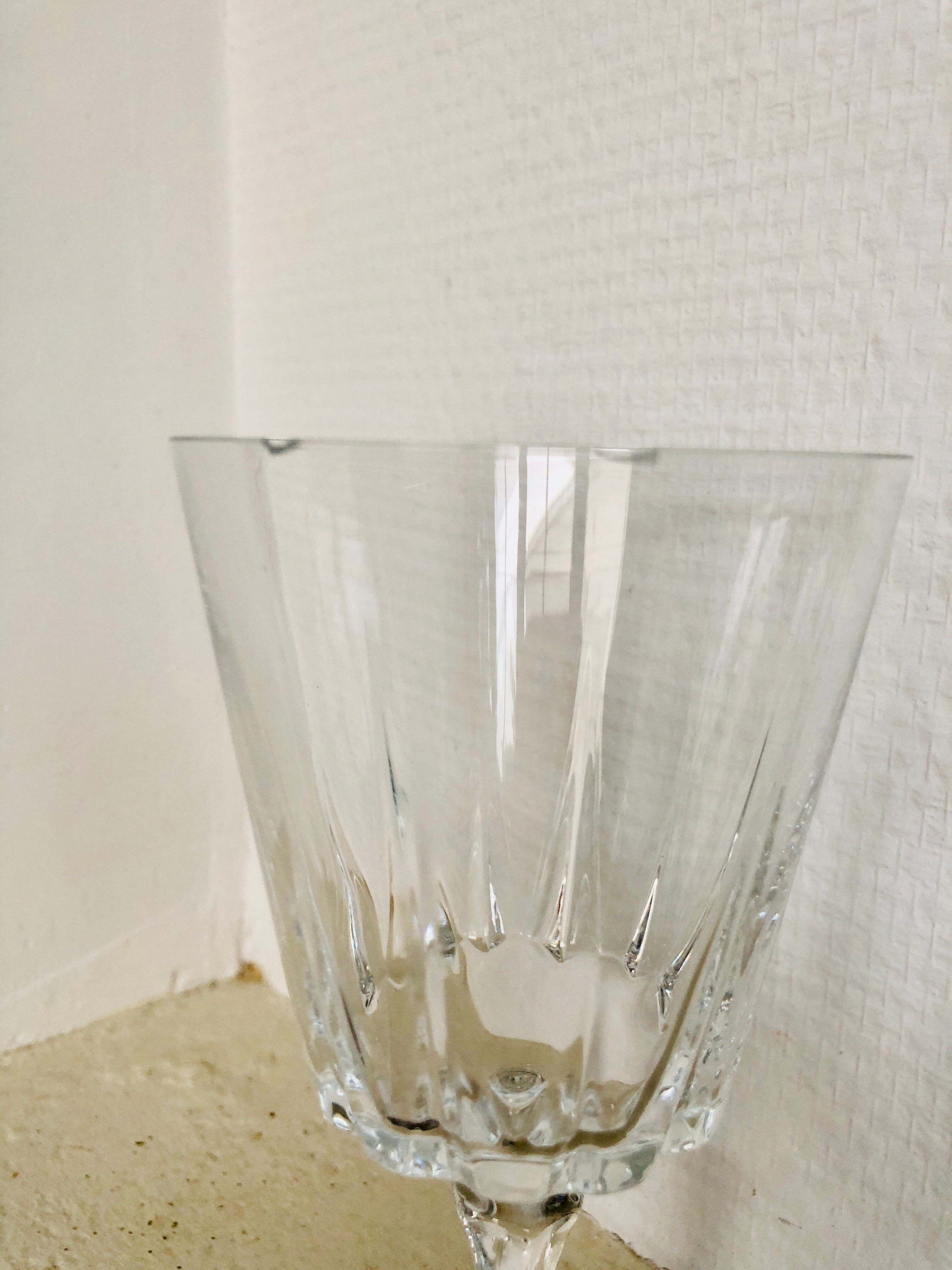 12 glasses with vine/crystal water